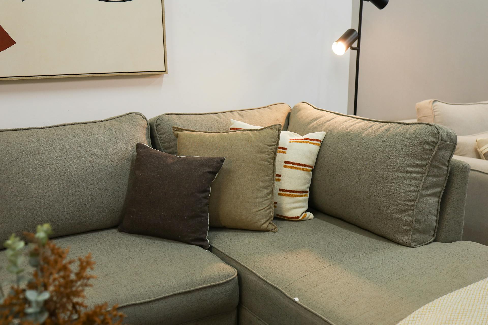 Un sofá en un salón | Fuente: Pexels