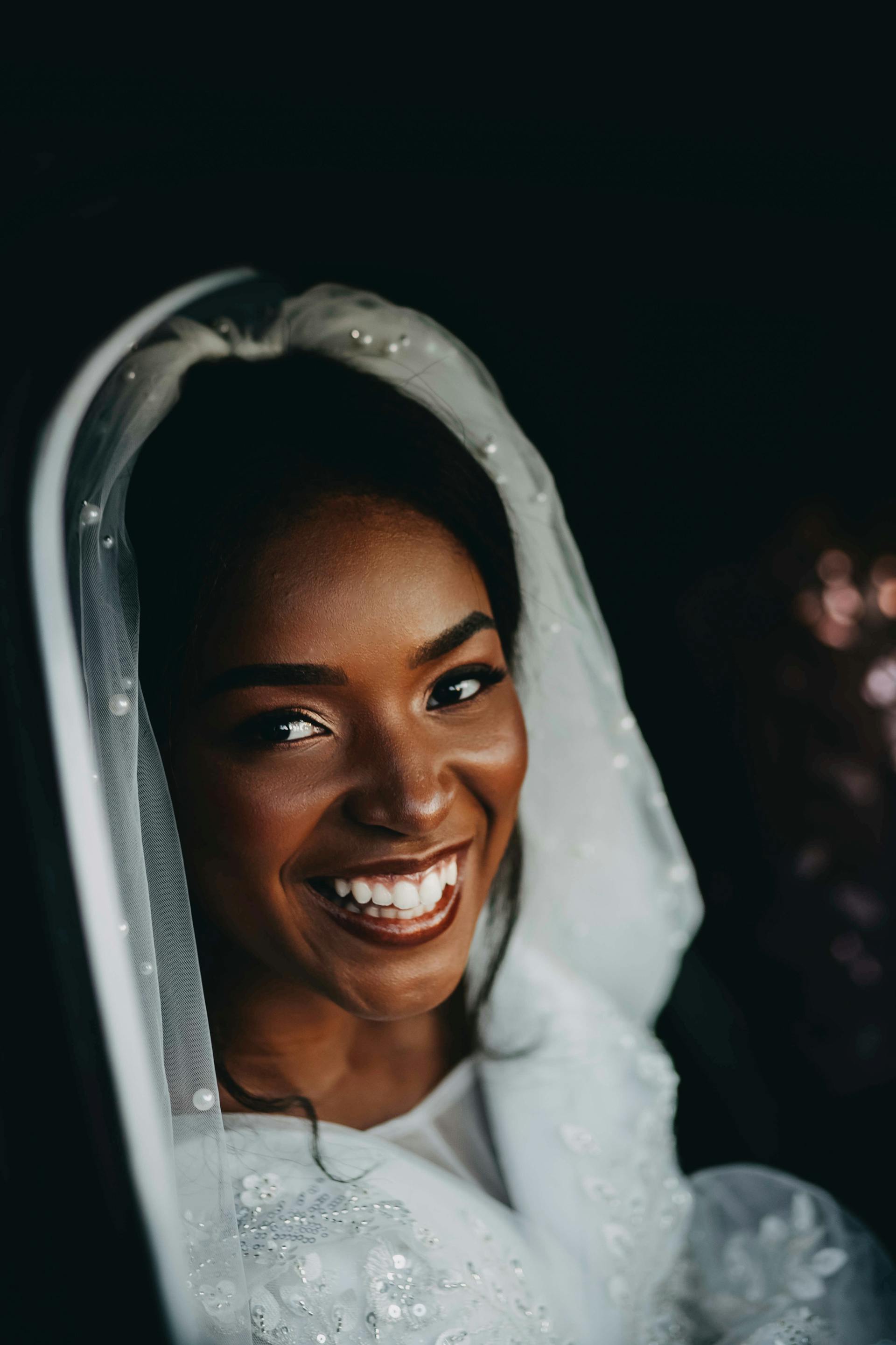 Una novia sonriendo a alguien | Fuente: Pexels
