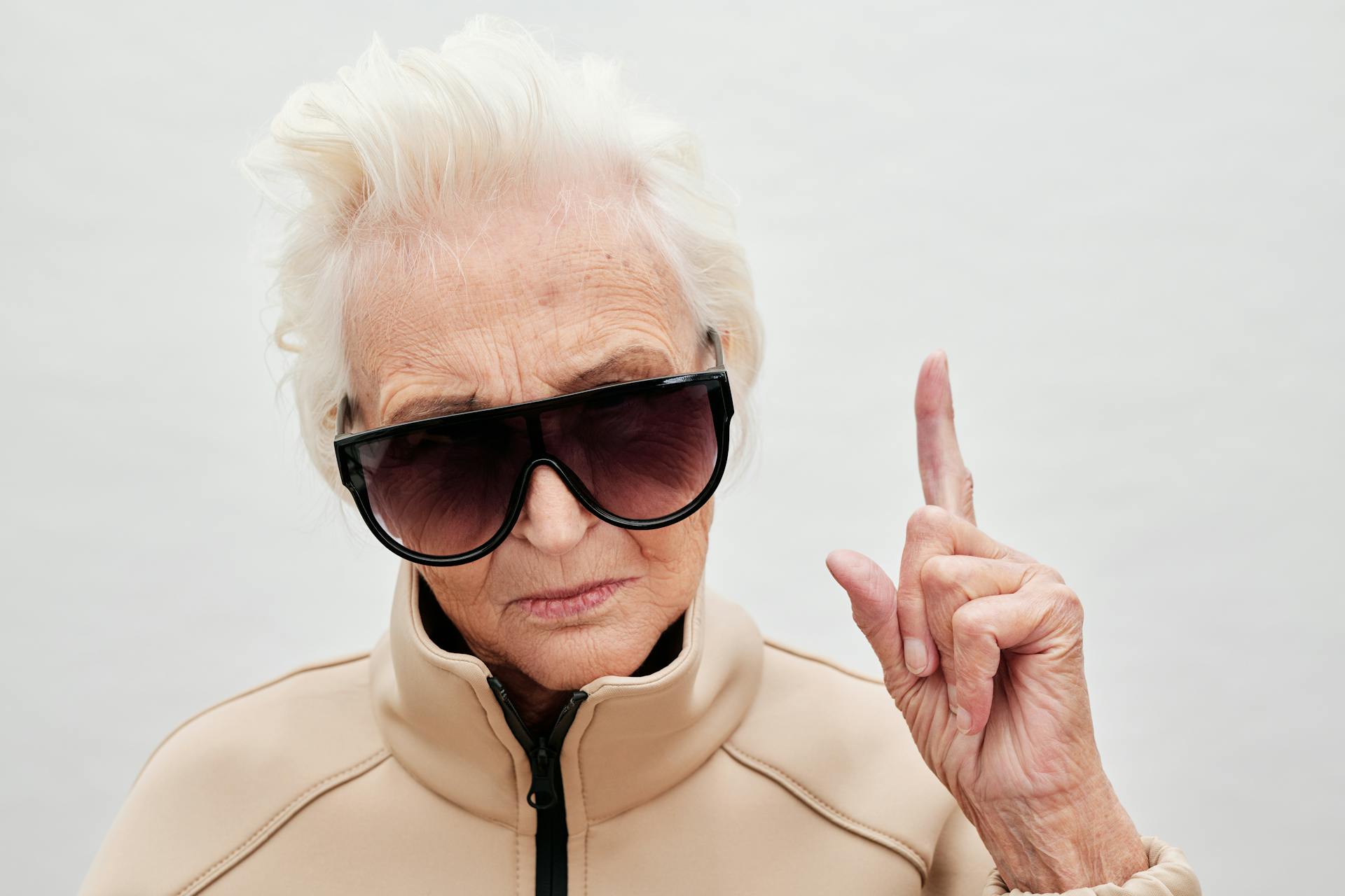 Una anciana enfadada levantando el dedo | Fuente: Pexels