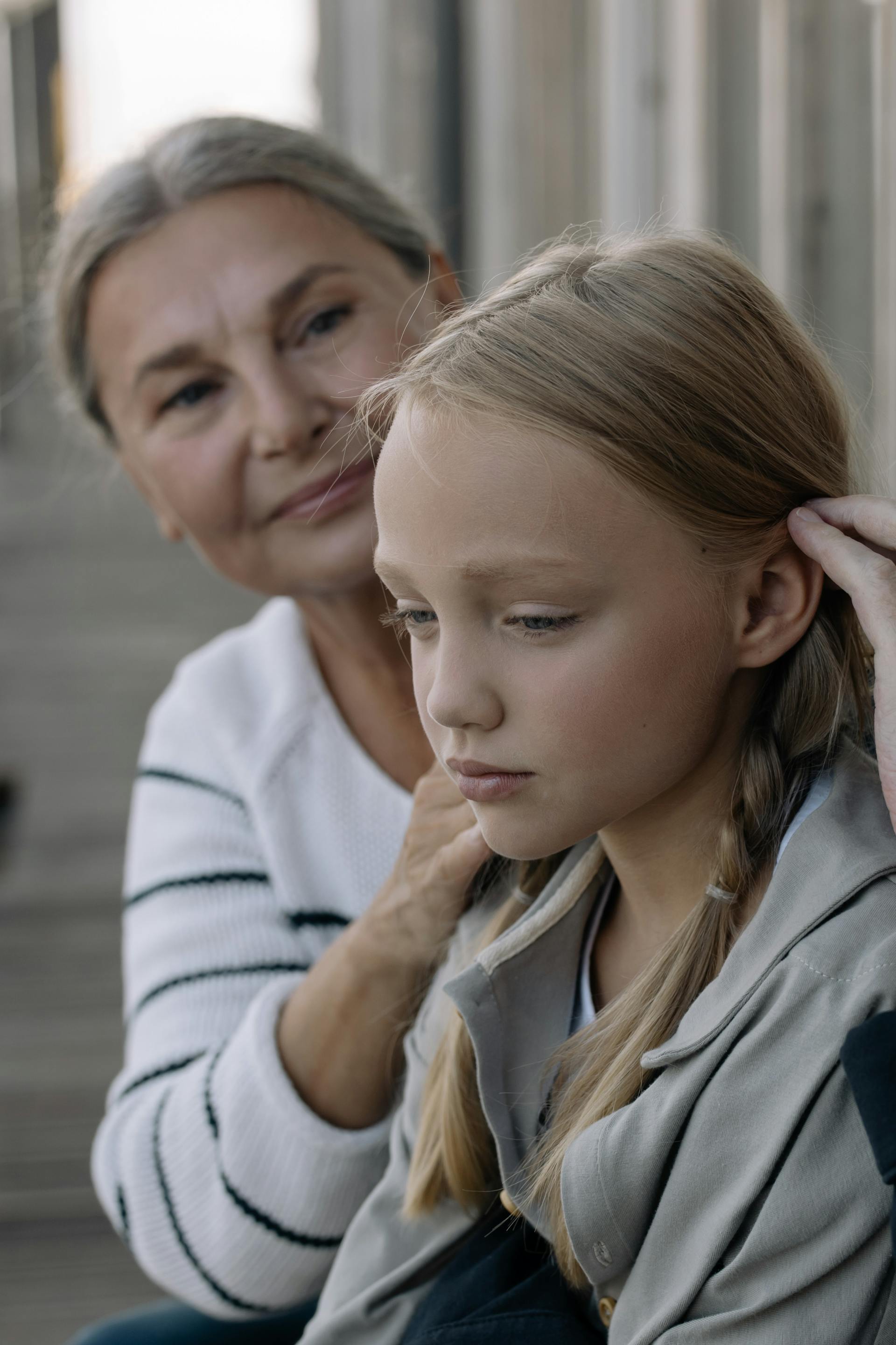 Una abuela cuidando de su nieta | Fuente: Pexels