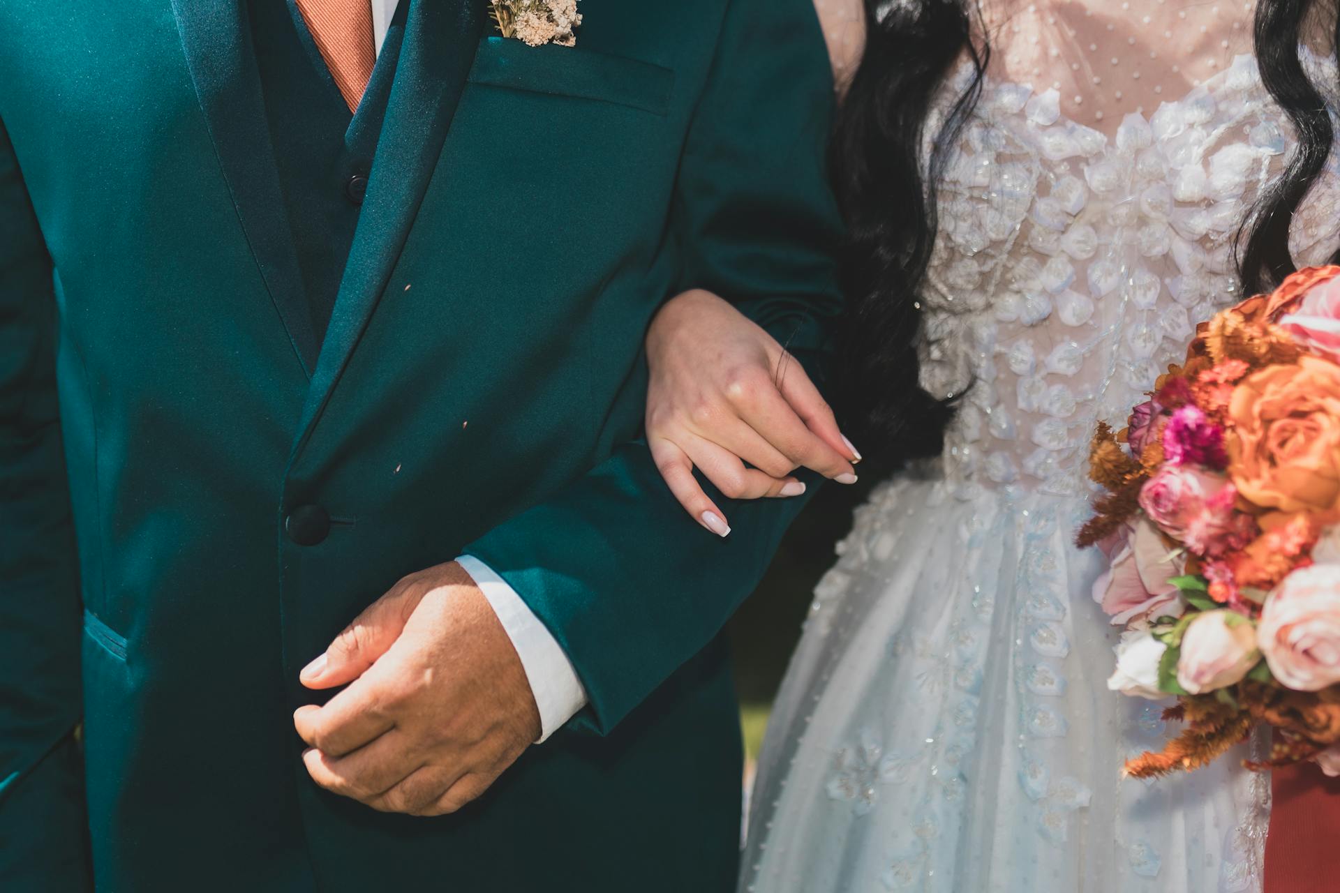Una novia cogida de la mano de un hombre | Fuente: Pexels