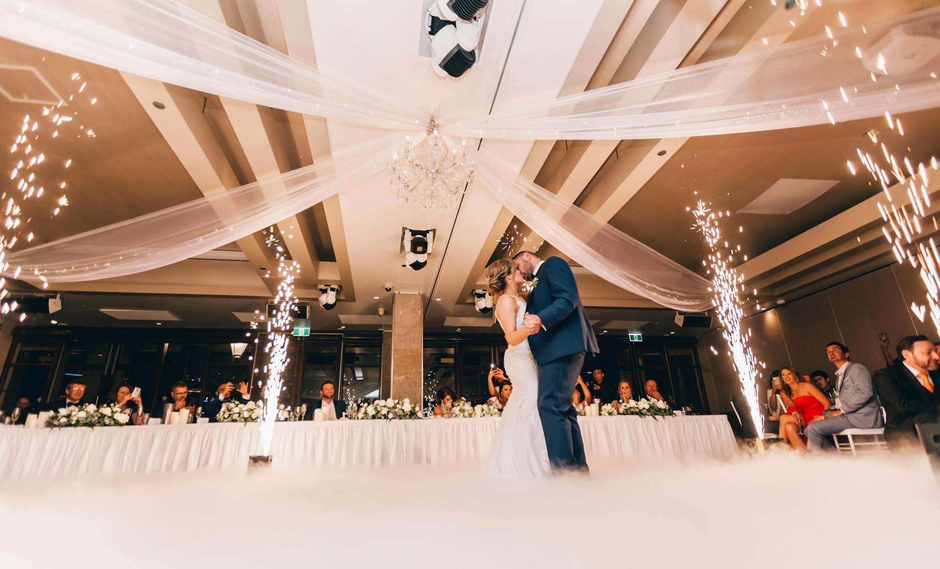 Una pareja bailando en el banquete de su boda | Fuente: Pexels
