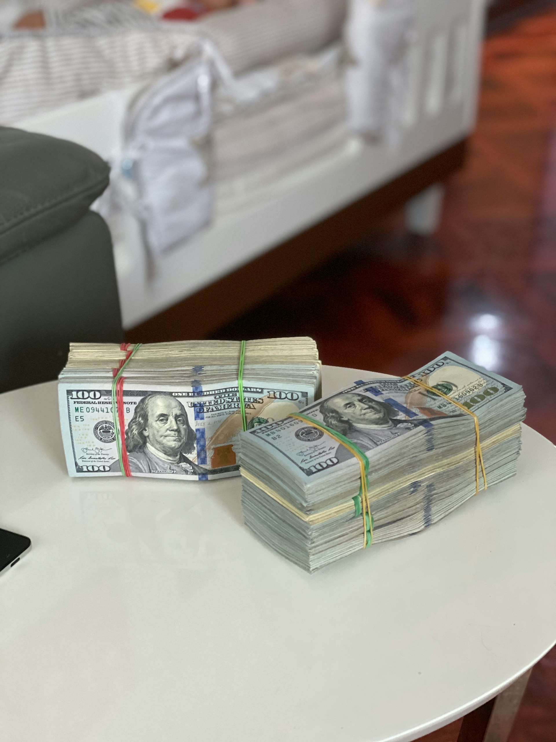 Un fajo de billetes sobre la mesa | Fuente: Unsplash