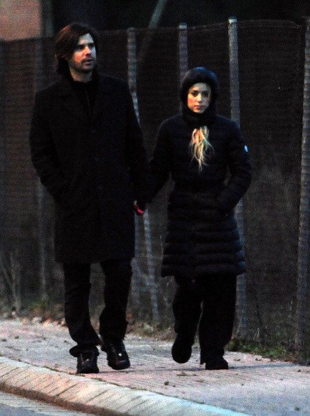 La cantante Shakira y Antonio de la Rúa fueron vistos el 25 de noviembre de 2010 durante un paseo en Barcelona, España | Fuente: Getty Images