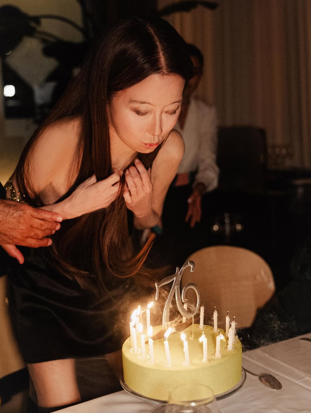 Vera Wang soplando las velas de su cumpleaños en el restaurante Le Relais Plaza de París, Francia, según su publicación del 29 de junio de 2025 | Fuente: Instagram/verawang