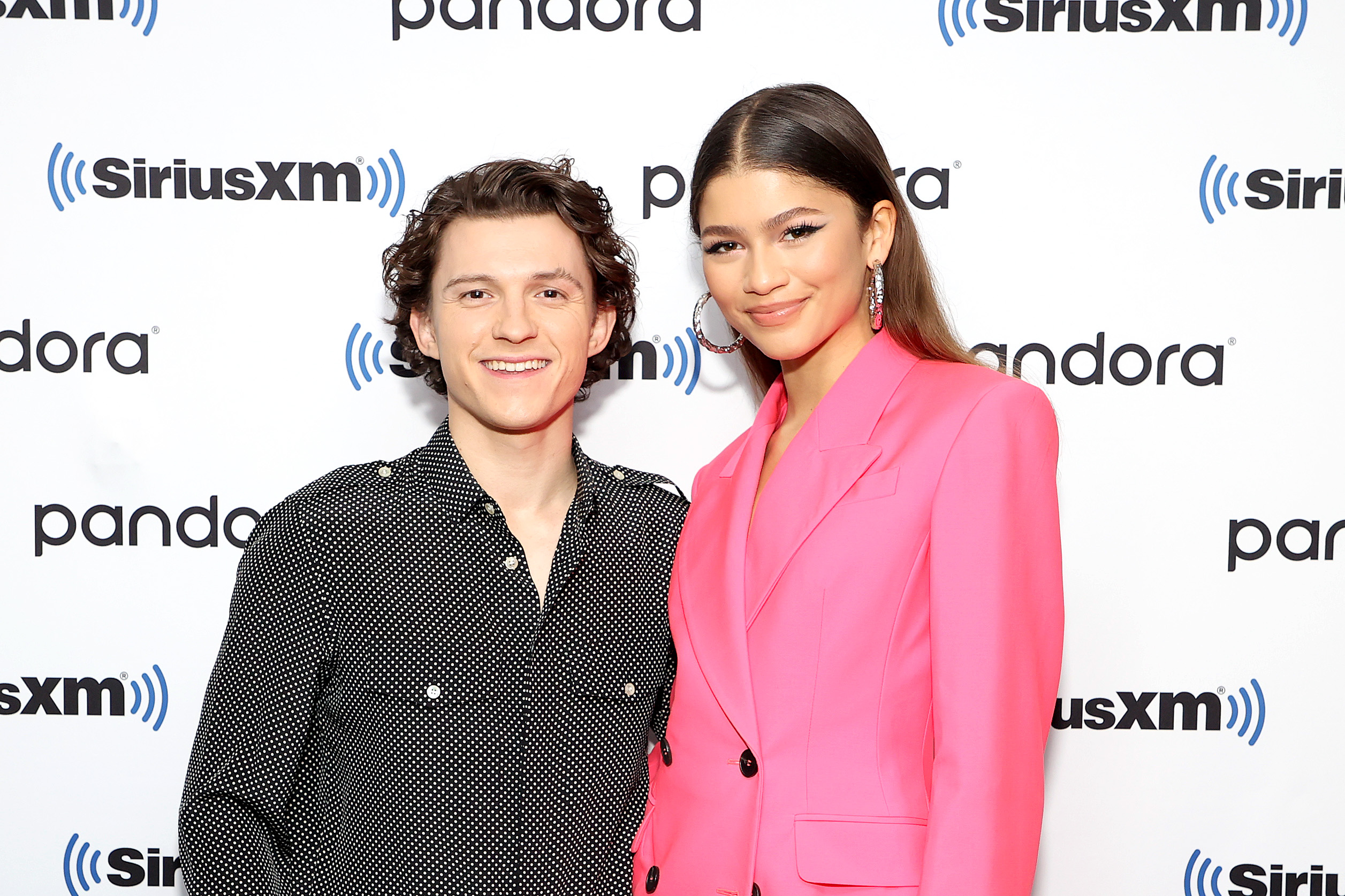 Tom Holland y Zendaya asisten al Town Hall de SiriusXM con el reparto de "Spider-Man: No Way Home" el 10 de diciembre de 2021 en Nueva York | Fuente: Getty Images