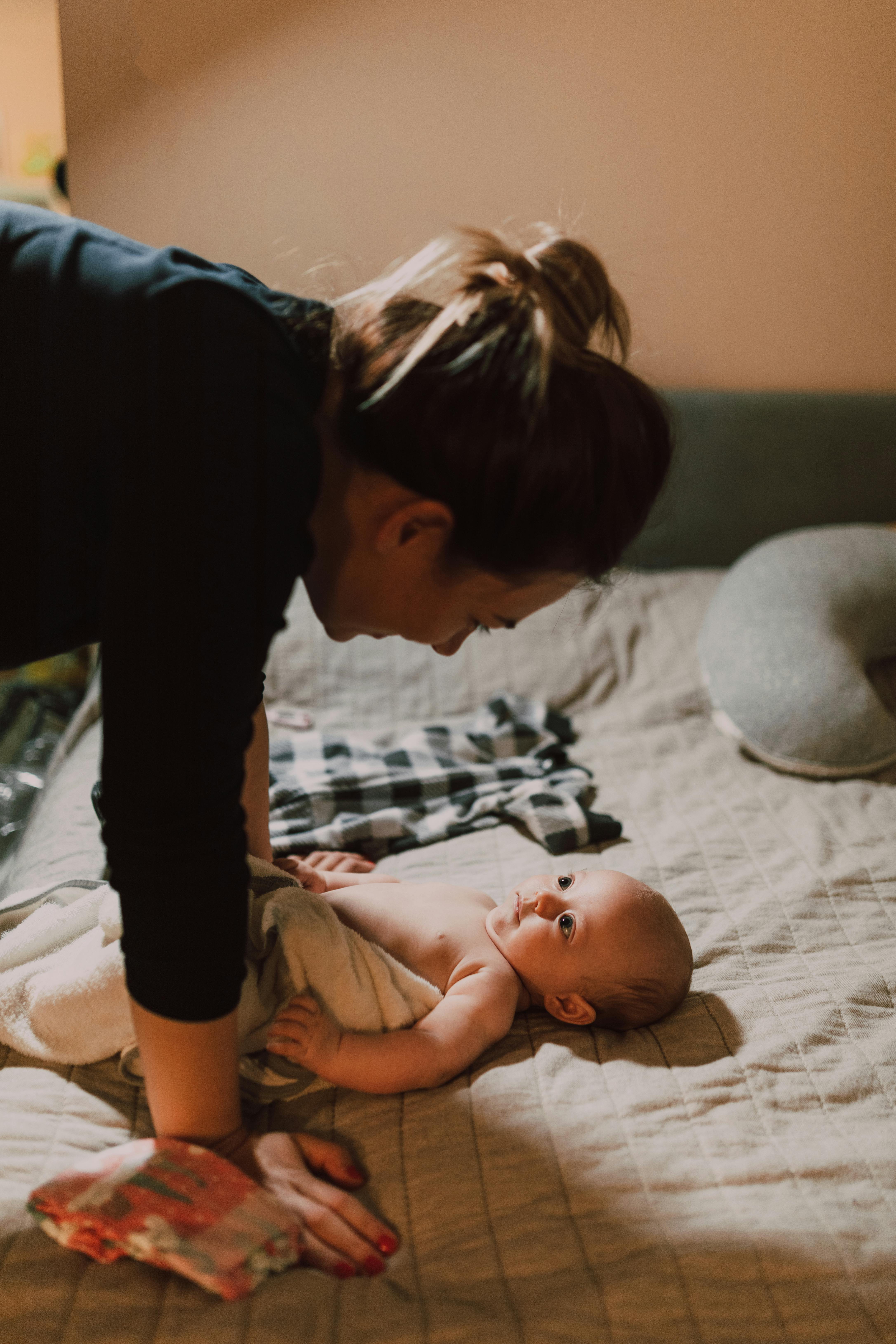 Una madre y su recién nacido | Fuente: Pexels