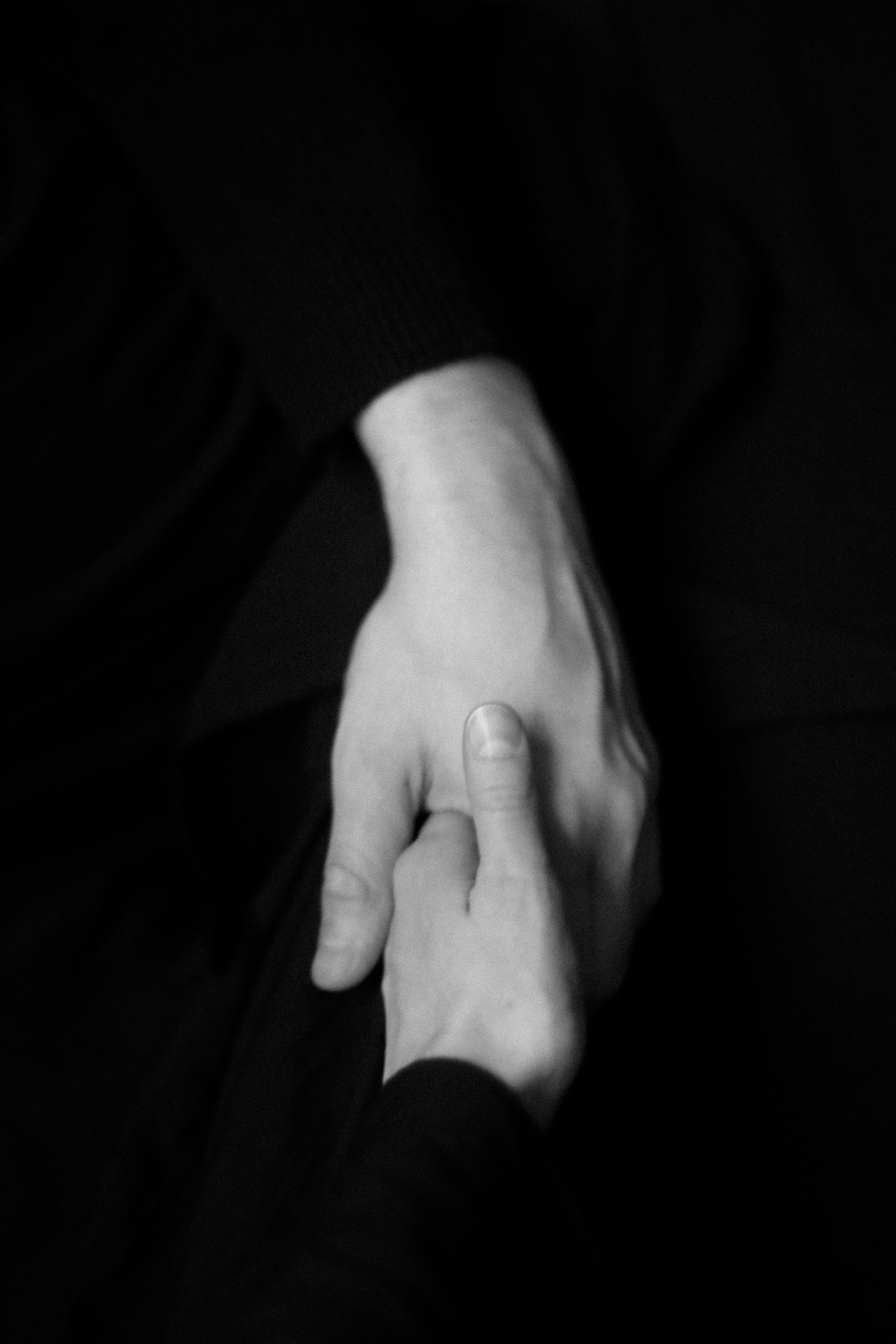 La mano de una mujer cogiendo la de un hombre | Fuente: Unsplash