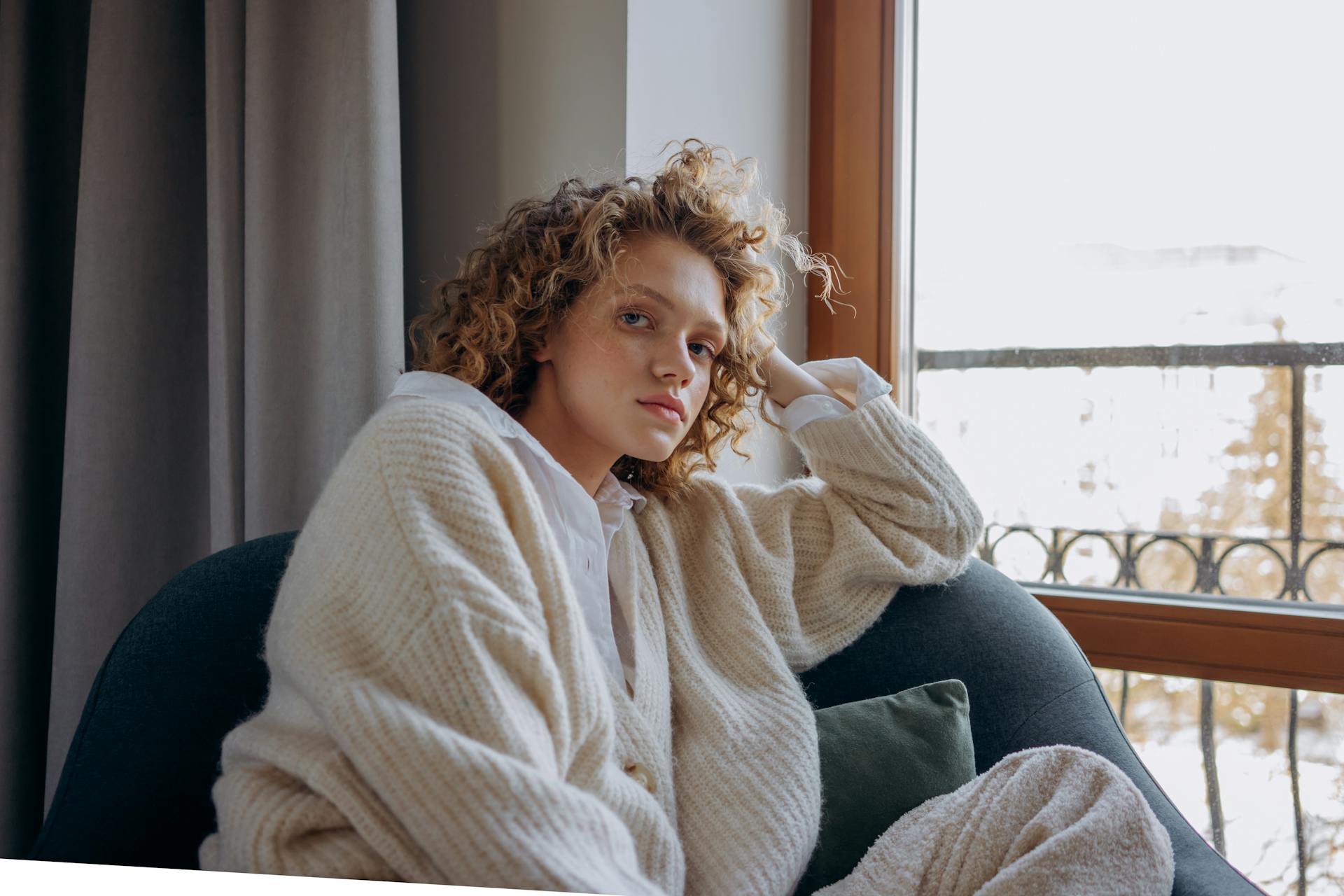 Una mujer sentada en un sillón | Fuente: Pexels