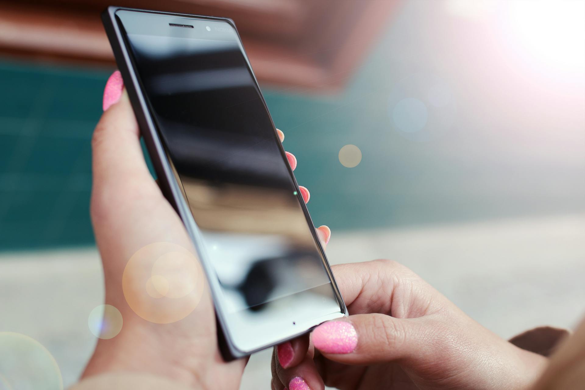 Una mujer sujetando un teléfono móvil | Fuente: Pexels