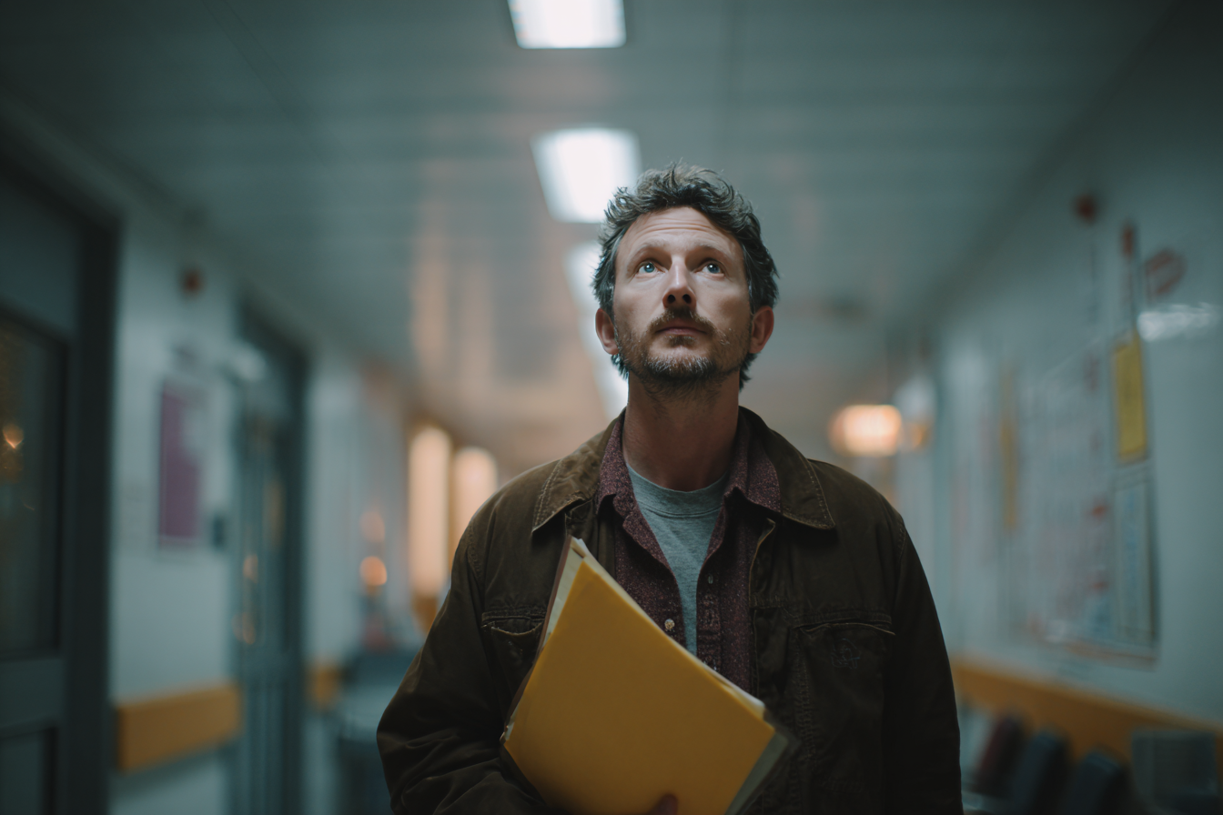 Un hombre de pie en un hospital | Fuente: Midjourney