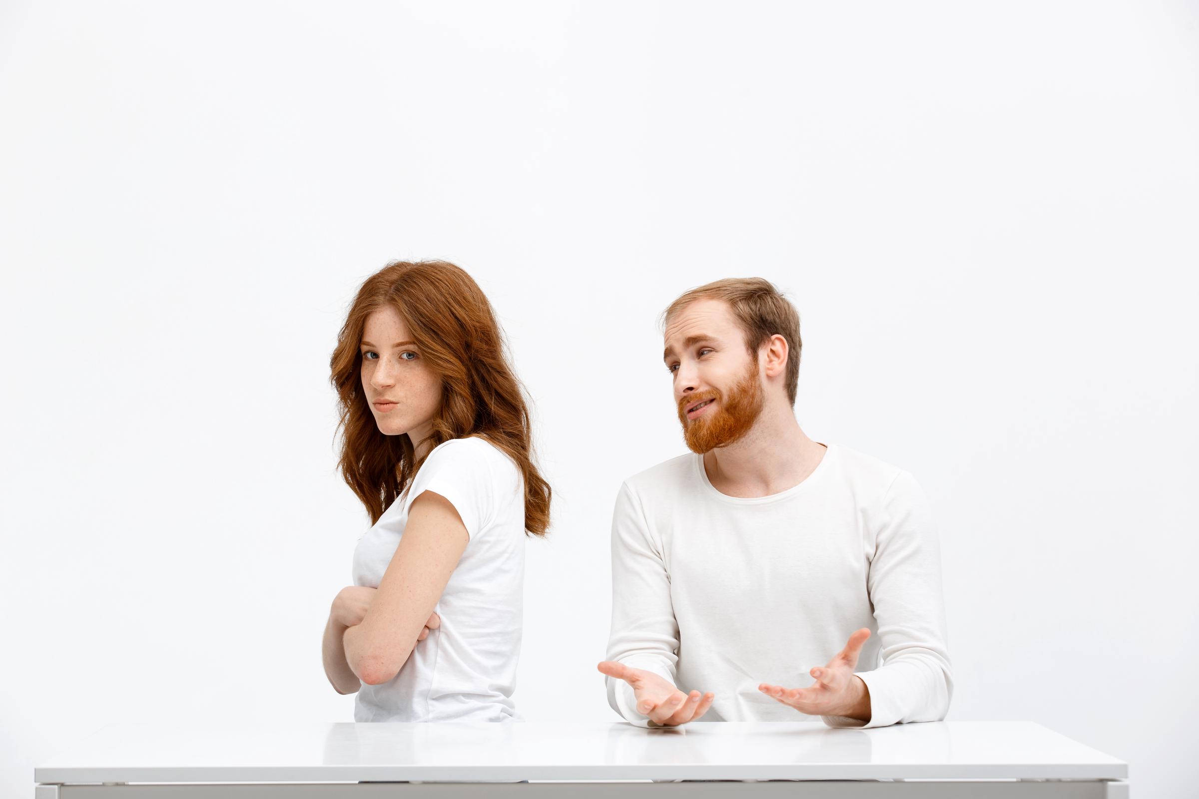 Un hombre pidiendo disculpas a una mujer | Fuente: Freepik