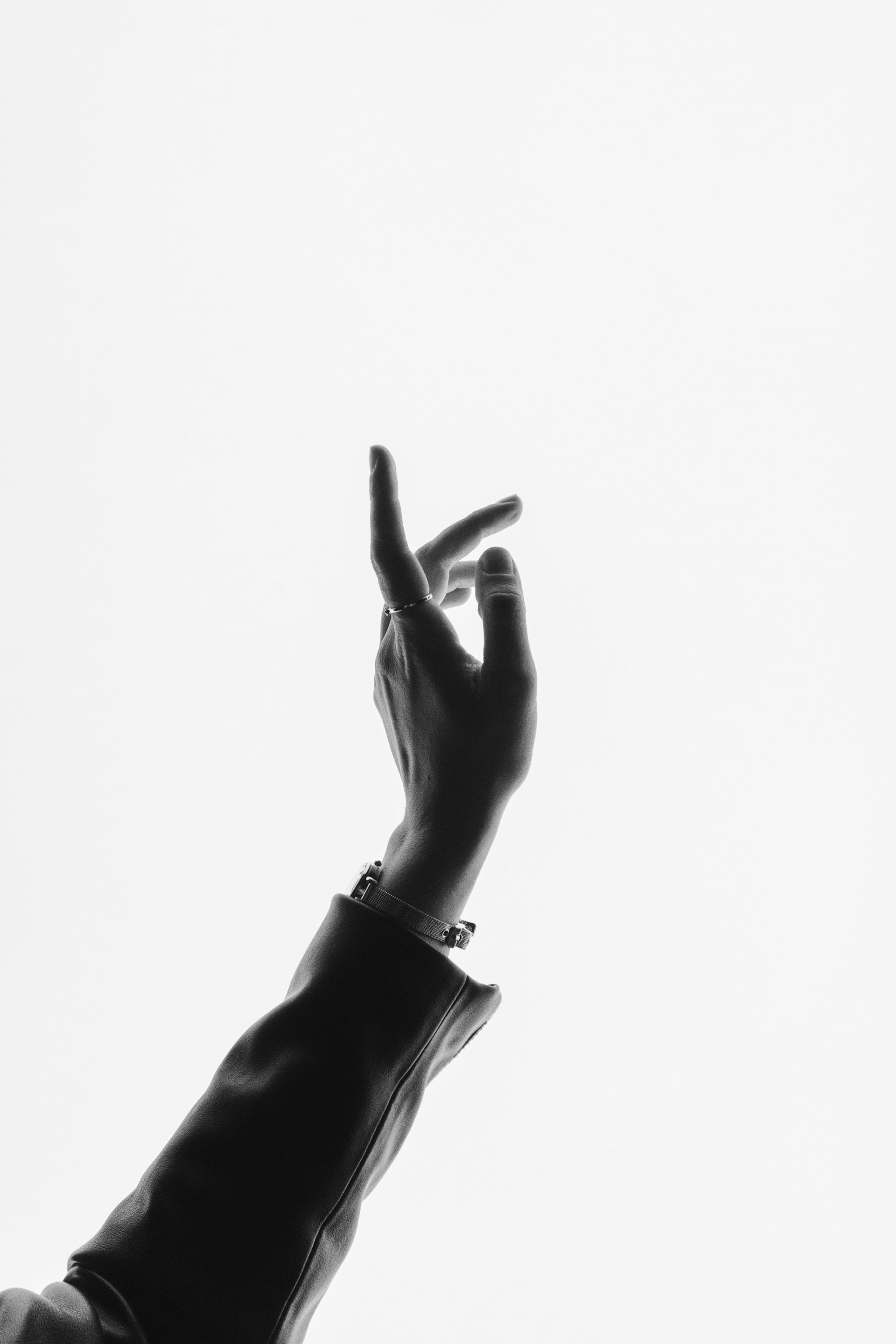 Una mujer gesticulando con una mano | Fuente: Unsplash