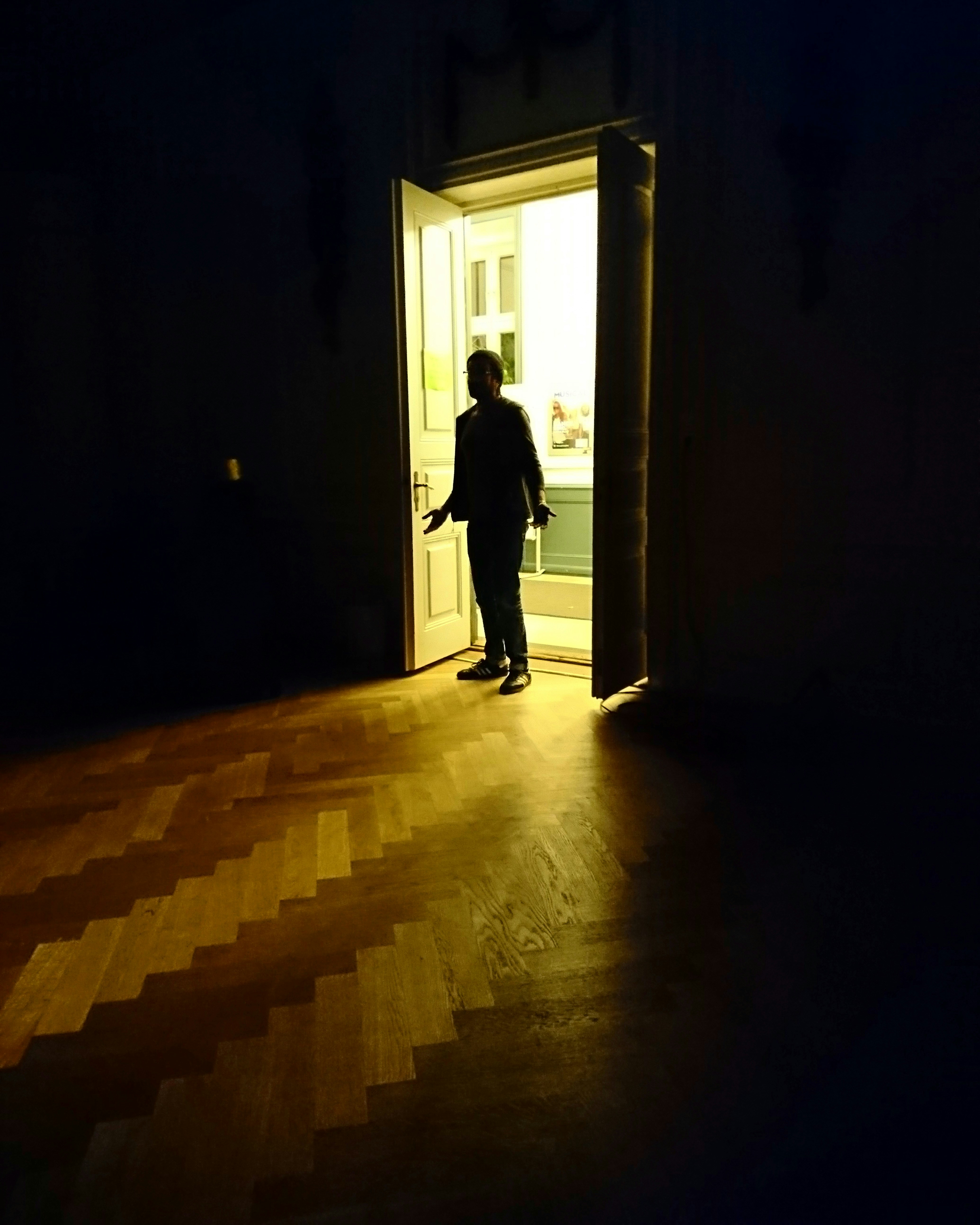 Hombre entrando en una habitación | Fuente: Unsplash