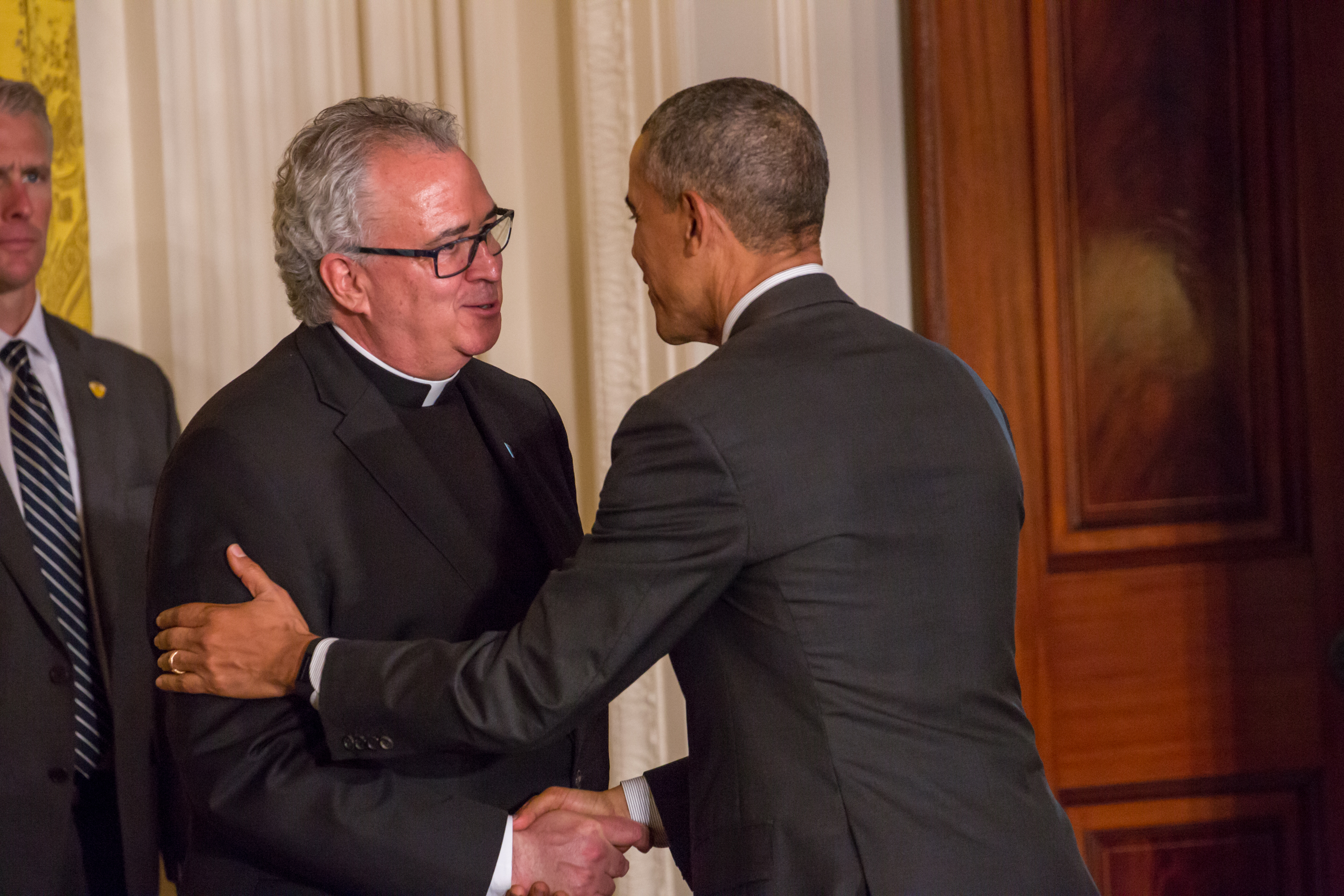 El reverendo Peter M. Donohue, presidente de la Universidad de Villanova, y el ex presidente estadounidense Barack Obama hablan el 19 de enero de 2016 | Fuente: Getty Images