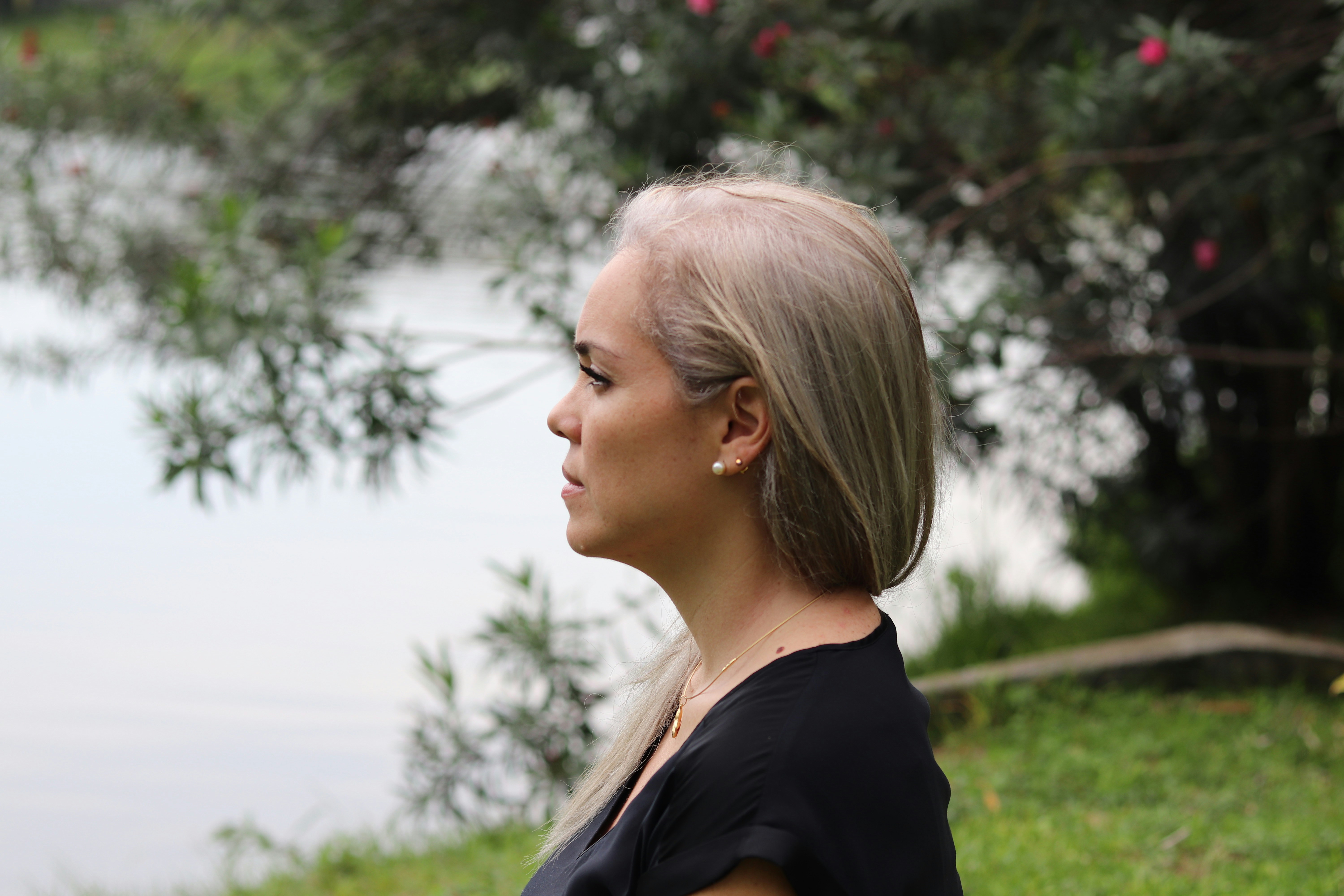Una mujer triste mirando al frente | Fuente: Unsplash