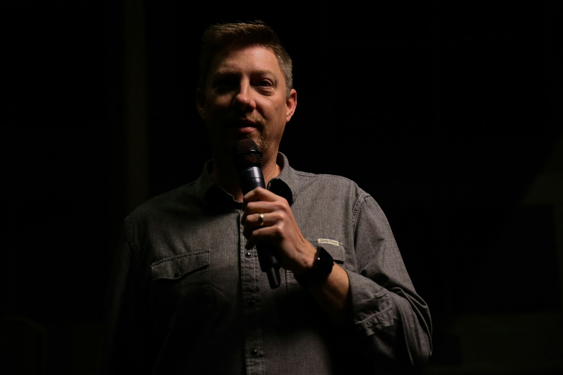 Un hombre sujetando un micrófono | Fuente: Unsplash