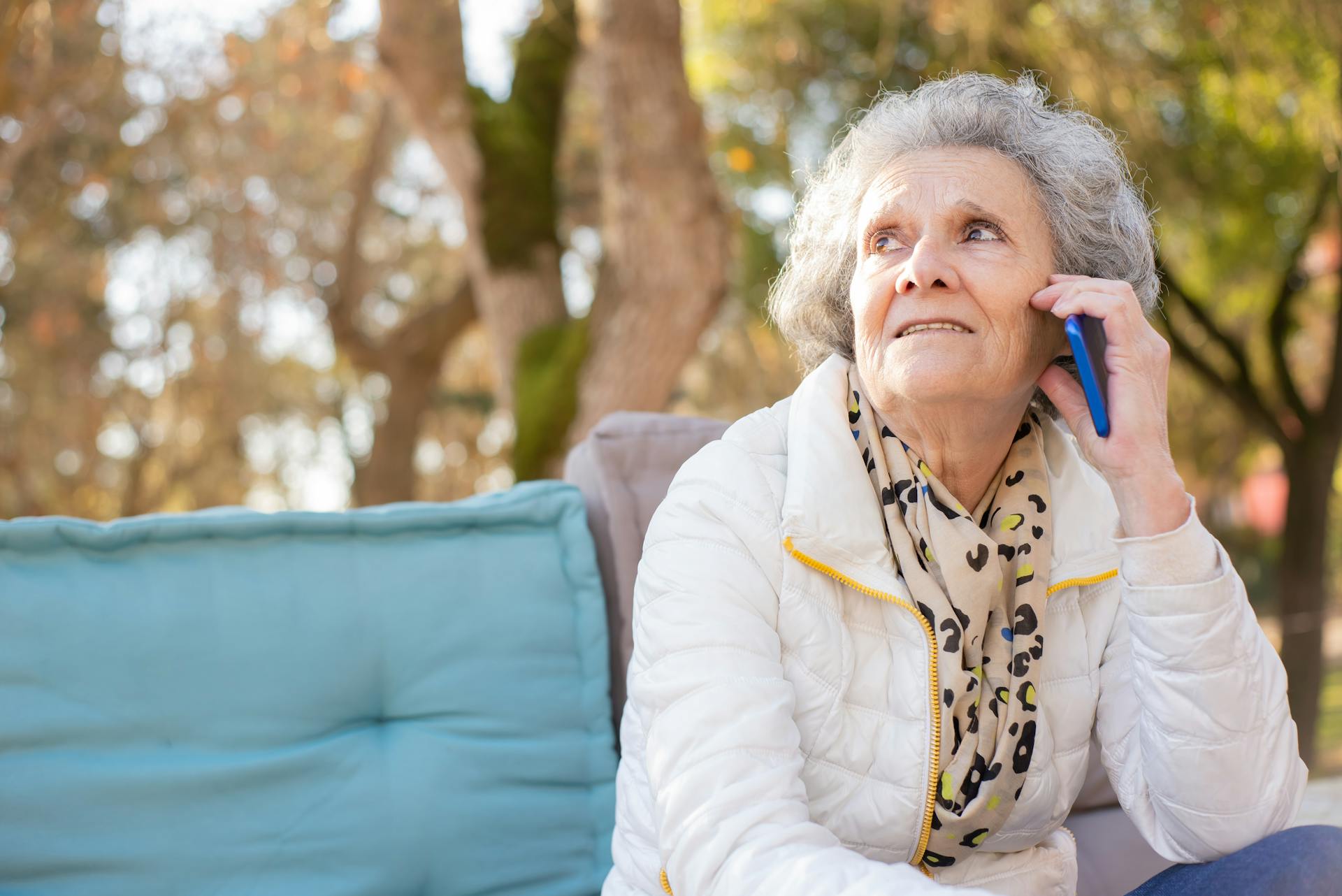 Una anciana hablando por teléfono | Fuente: Pexels