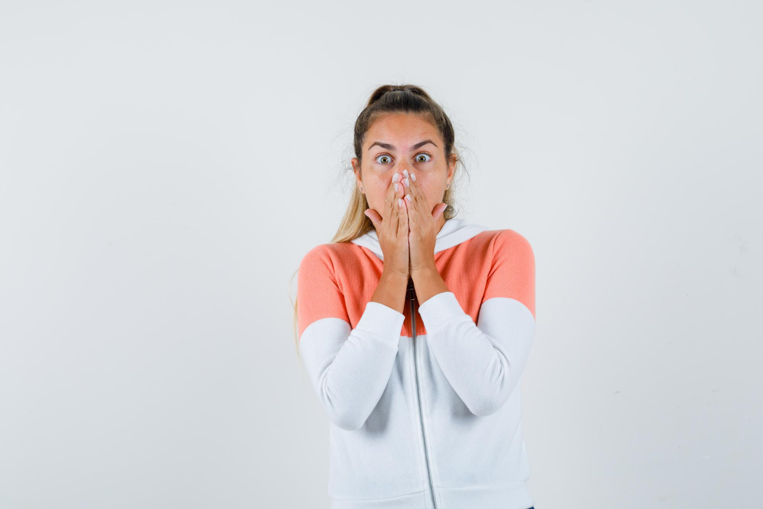Una mujer aterrorizada | Fuente: Freepik