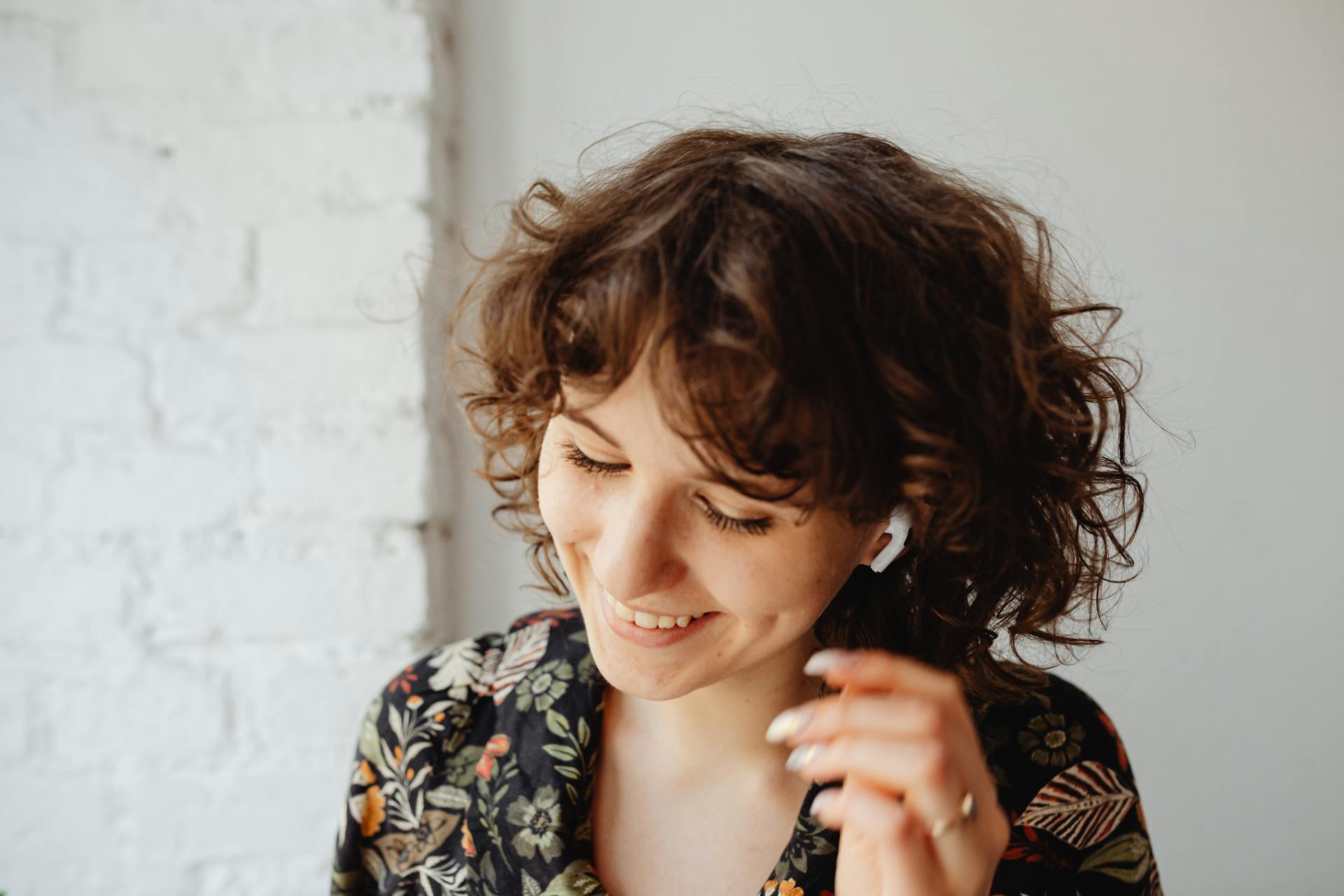 Una mujer sonriendo encantada | Fuente: Pexels