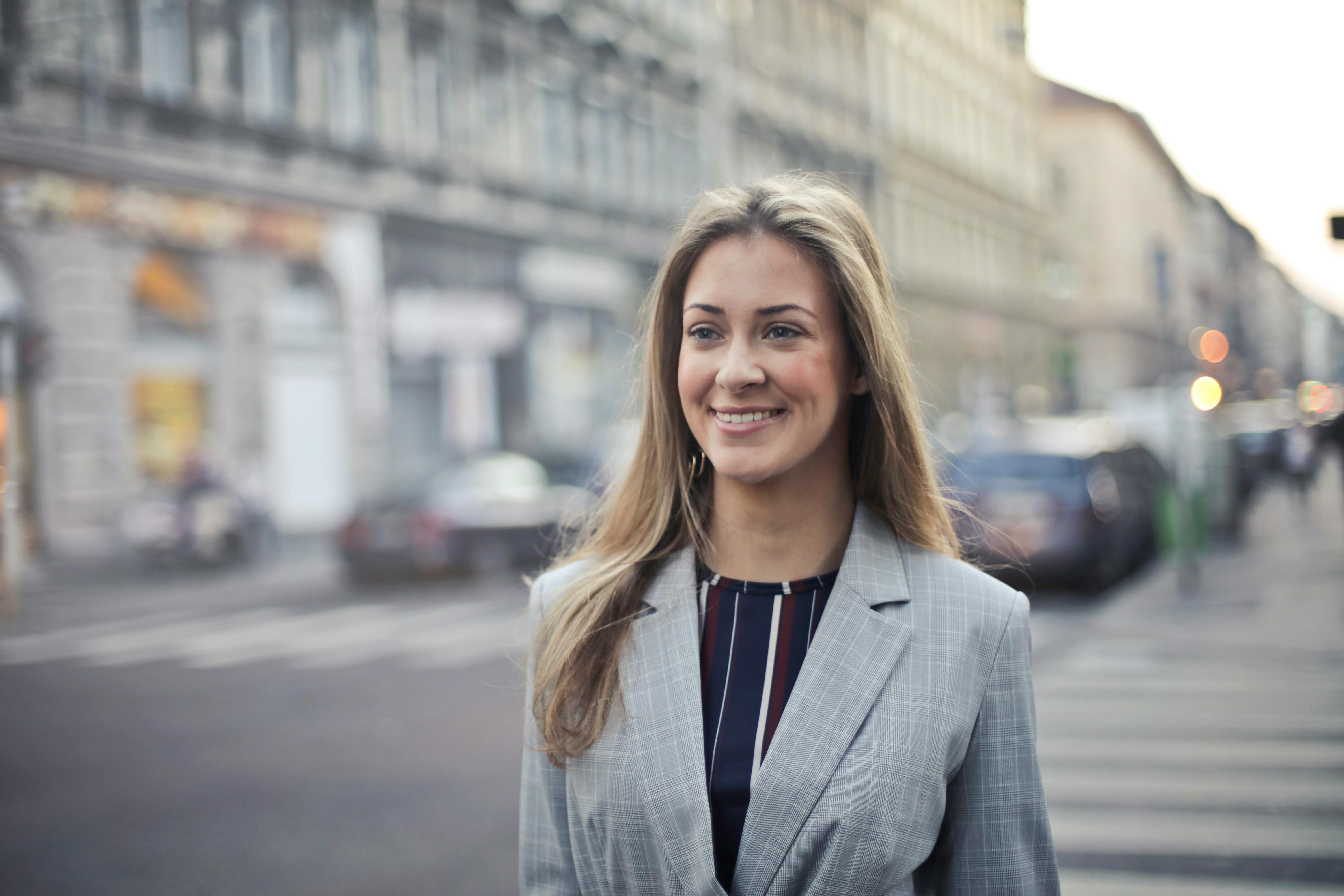 Una mujer sonriendo | Fuente: Pexels