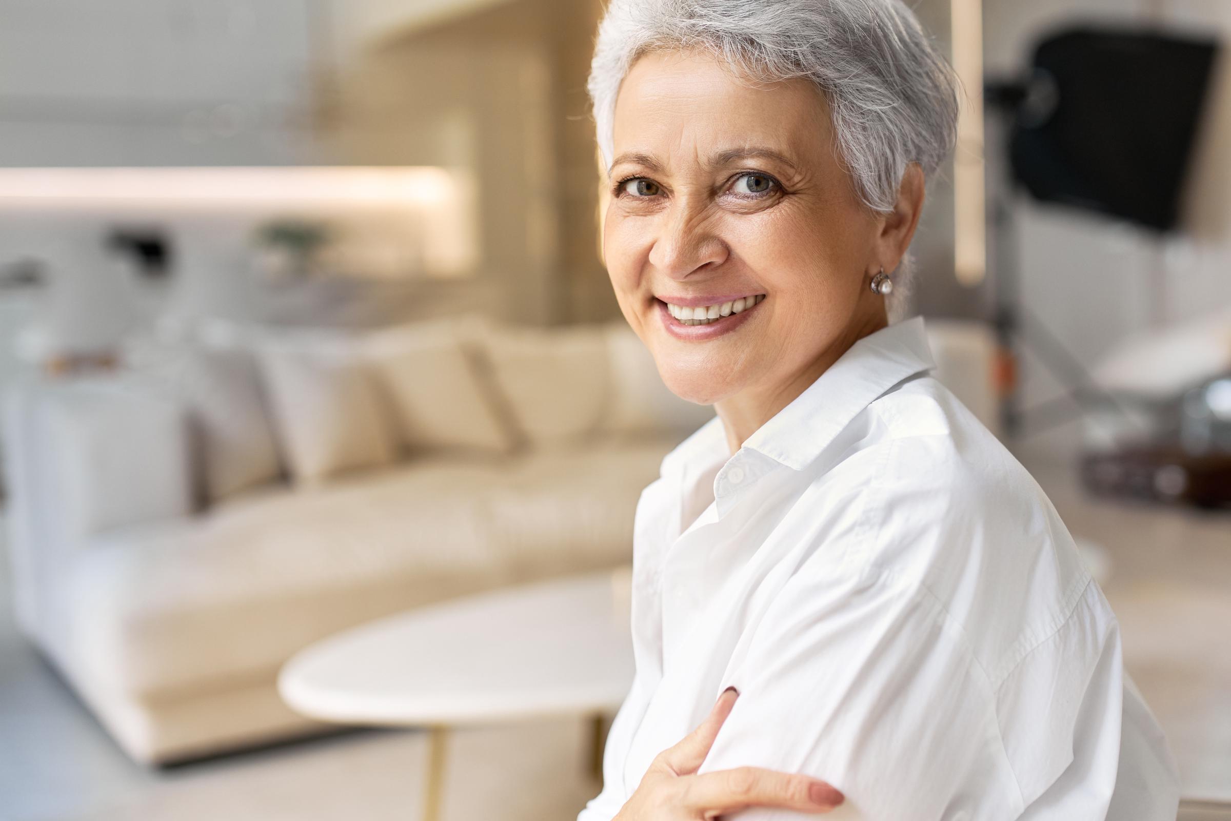 Una mujer mayor sonriente | Fuente: Freepik
