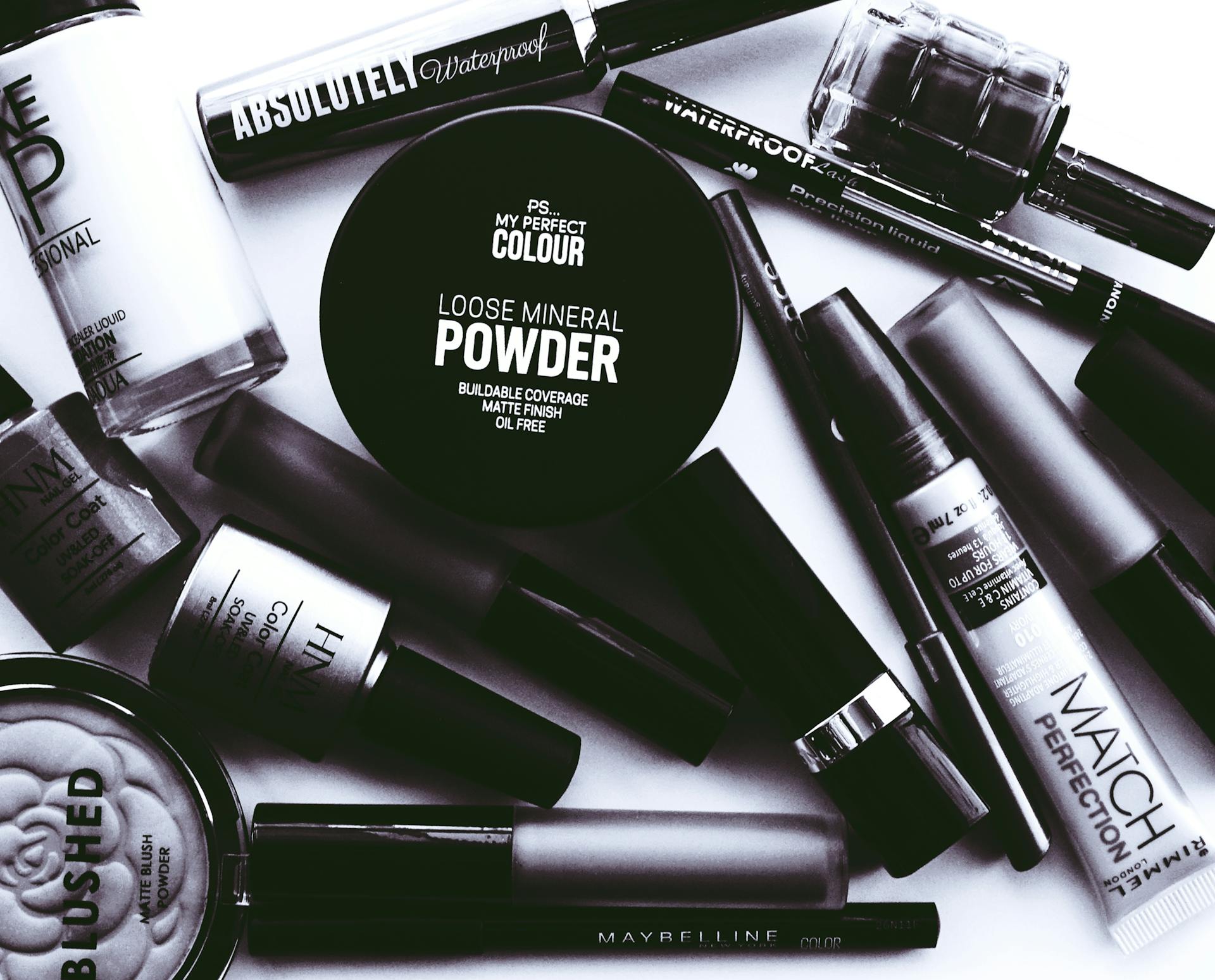 Una foto monocroma de productos de maquillaje | Fuente: Pexels
