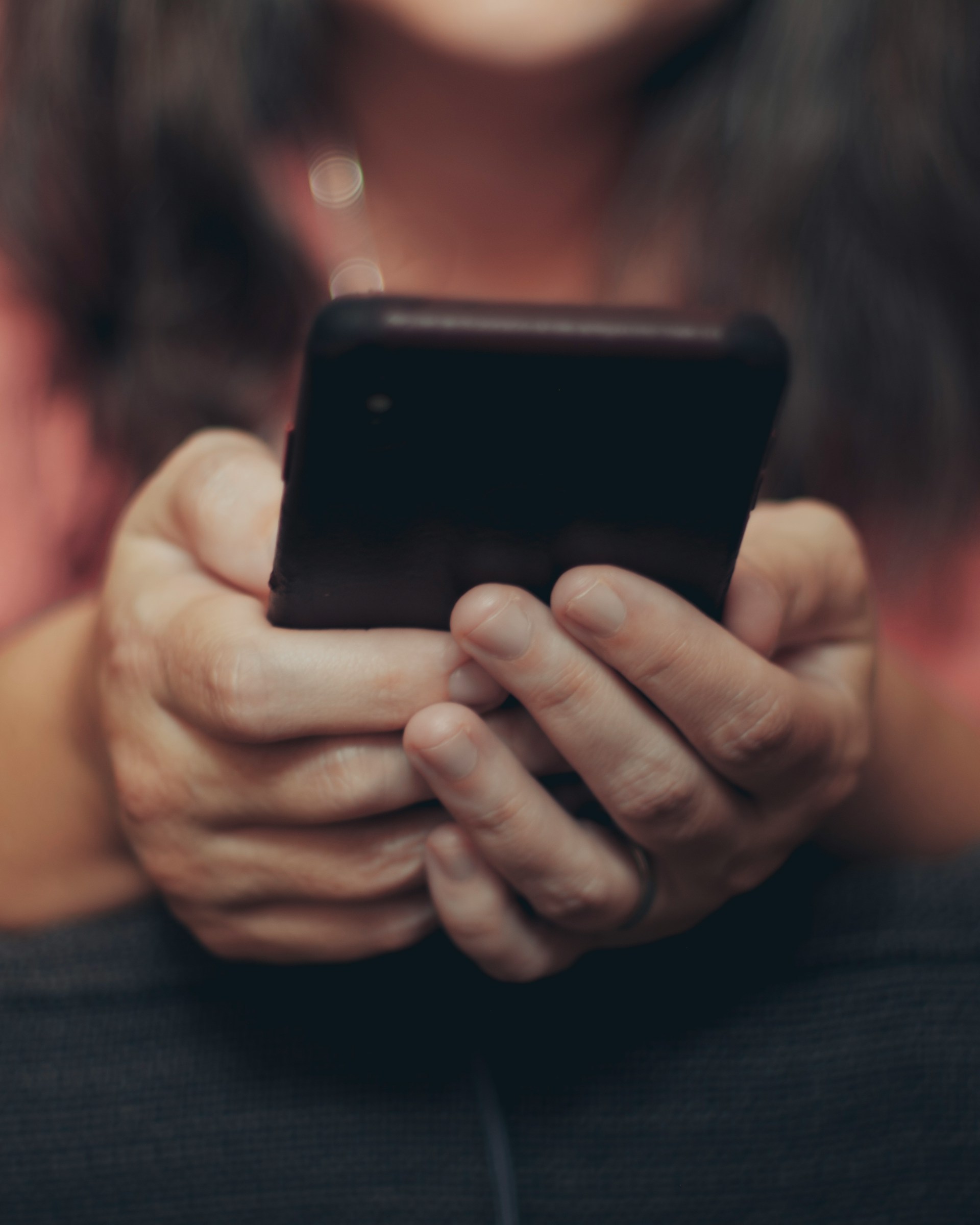 Una mujer mirando su teléfono | Fuente: Unsplash