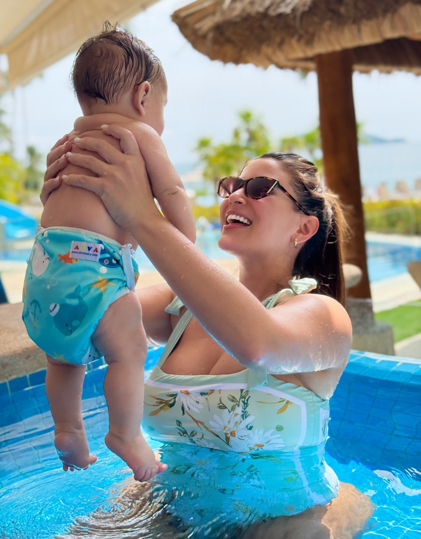 Sofía Rivera con su bebé dentro de una piscina | Fuente: Instagram/sofiariveratorres