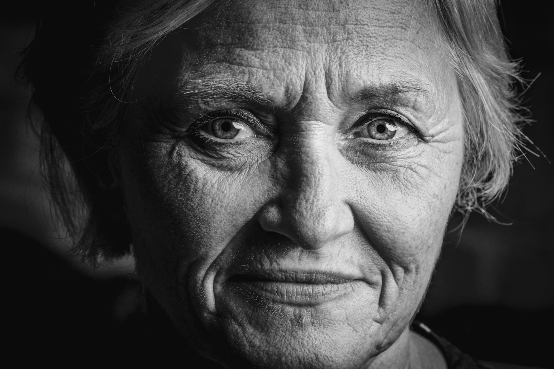 Toma en escala de grises de una mujer emocional | Fuente: Unsplash