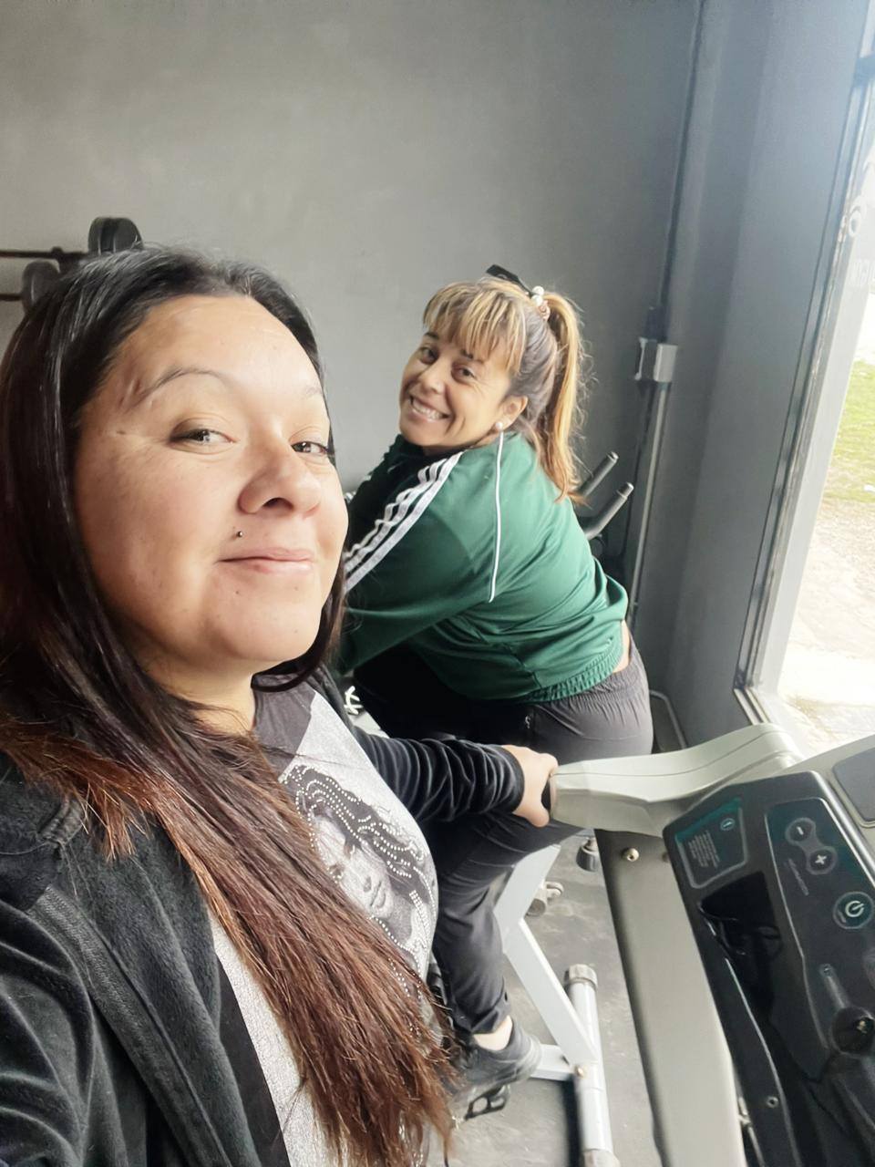 Solange Ábalos en el gimnasio junto a su amiga Marina Aneley. | Foto: facebook.com/marii.aneley