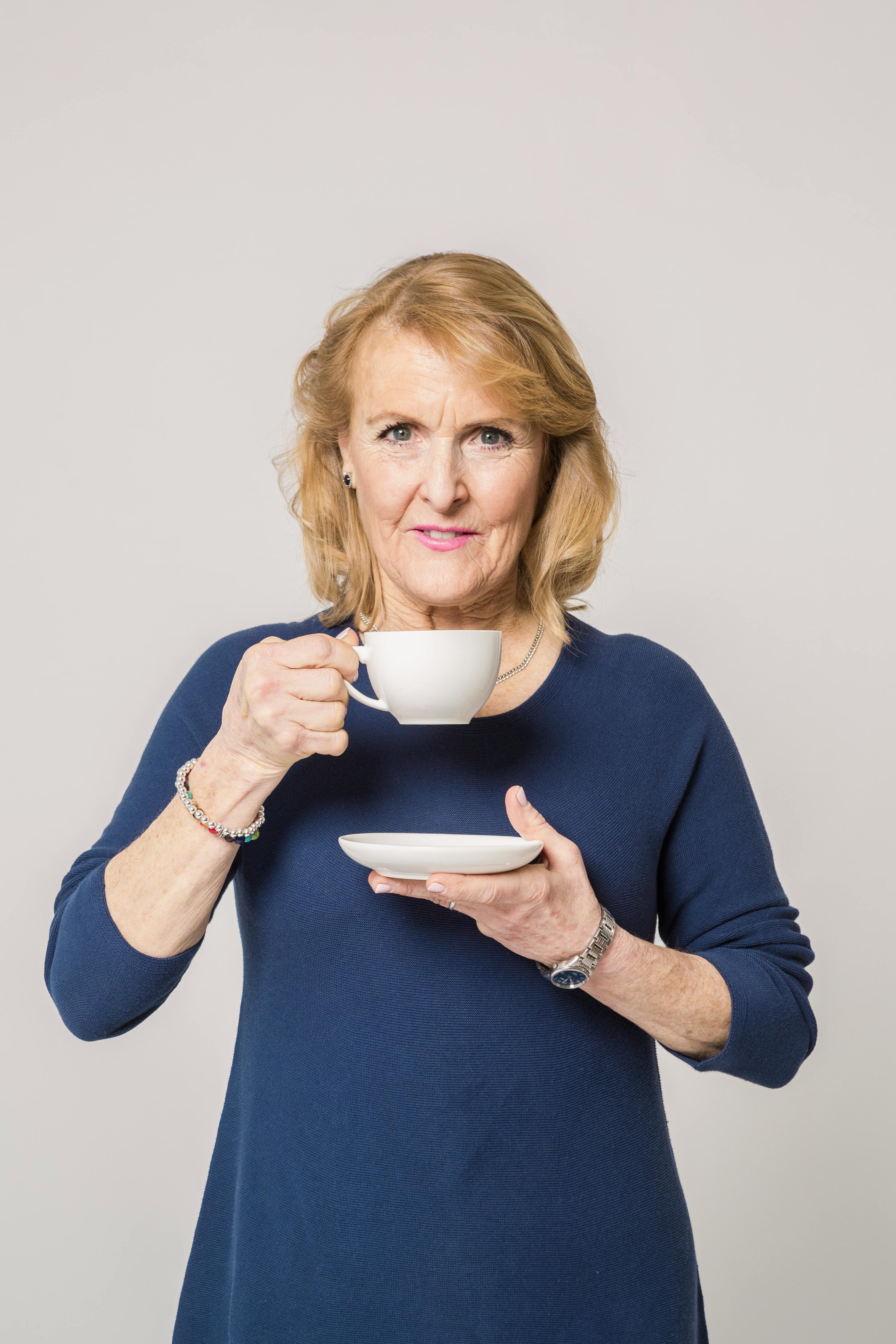 Una mujer tomando el té | Fuente: Pexels