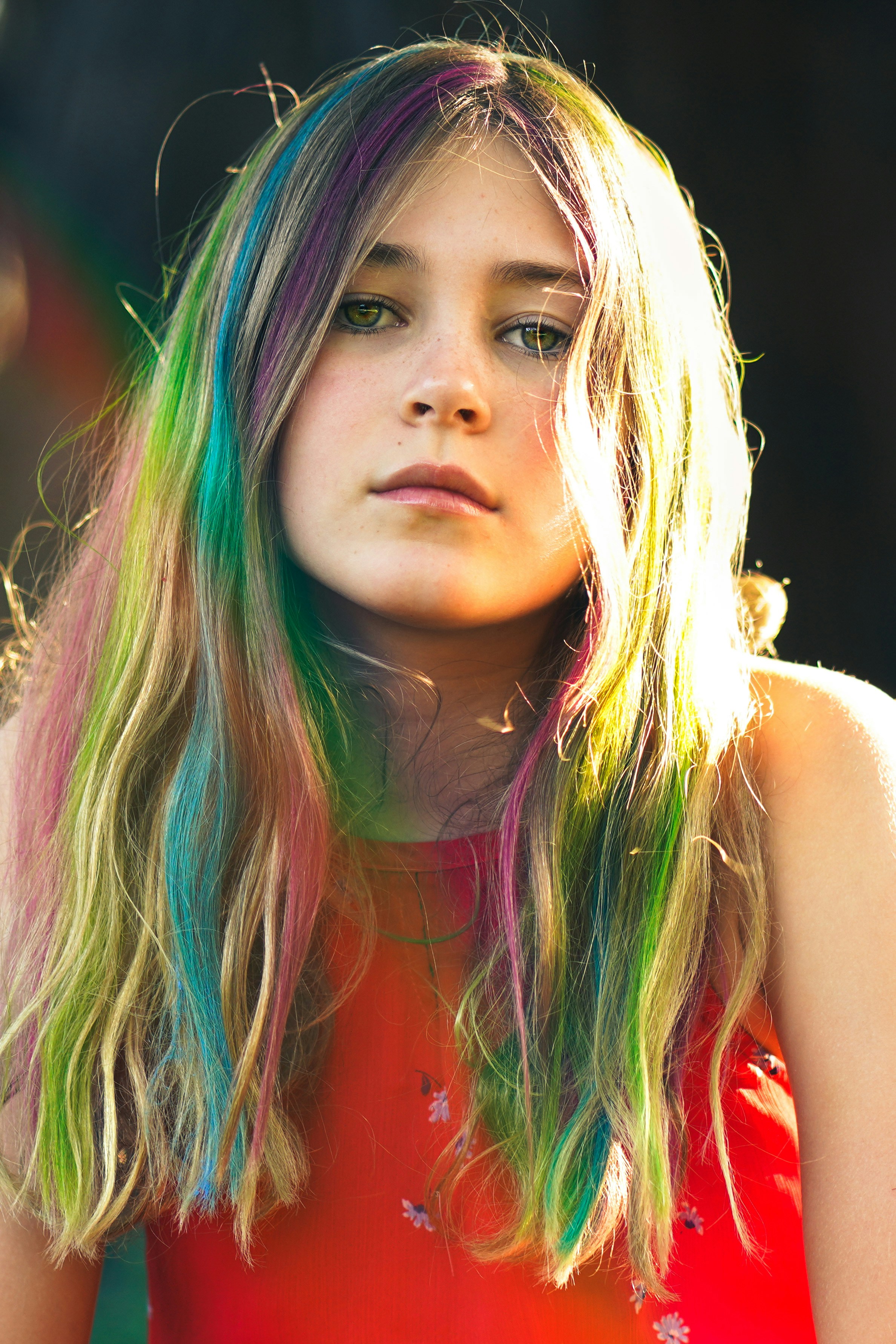 Una adolescente con el pelo teñido | Fuente: Unsplash
