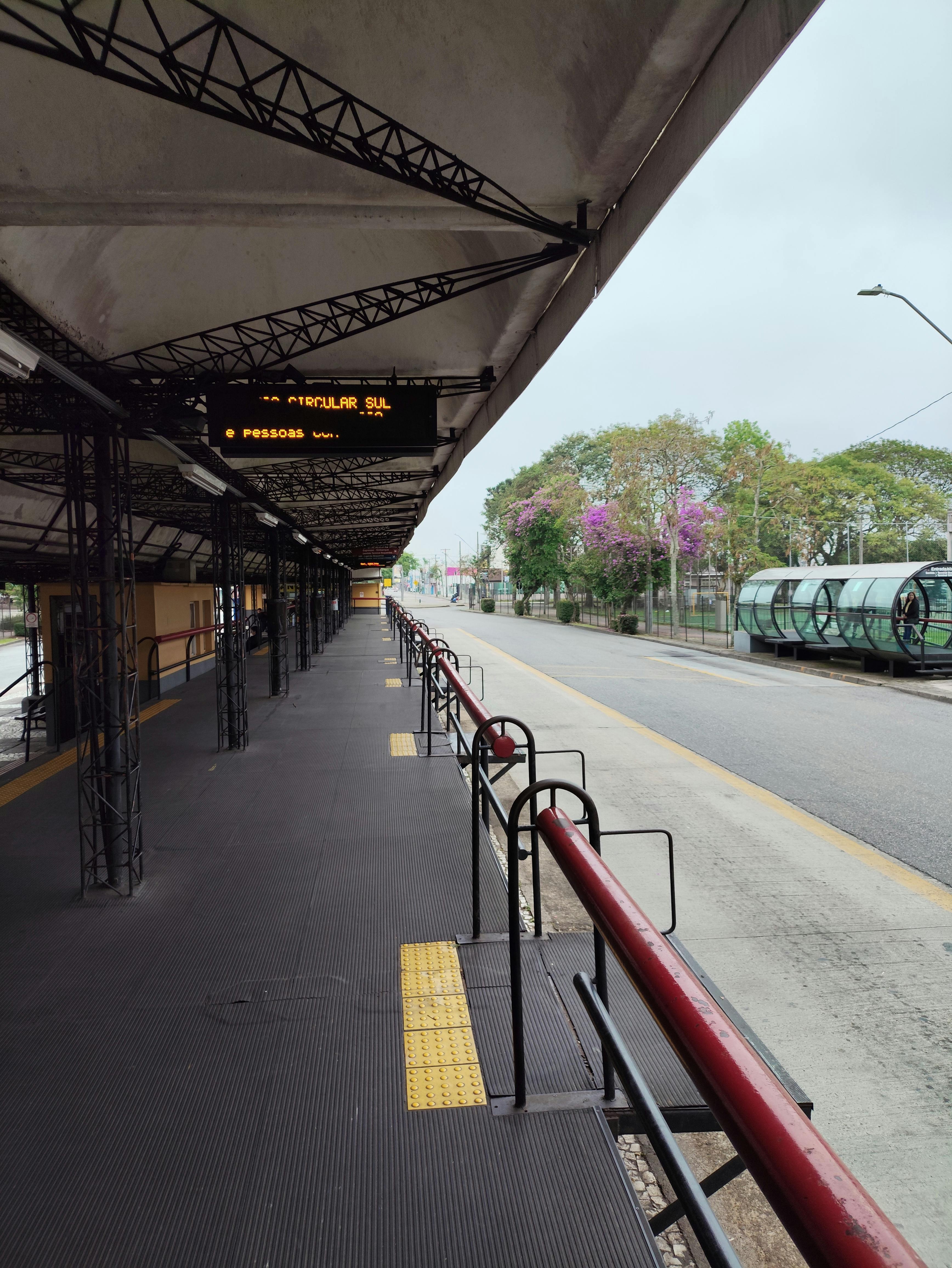 El exterior de una estación de autobuses | Fuente: Pexels