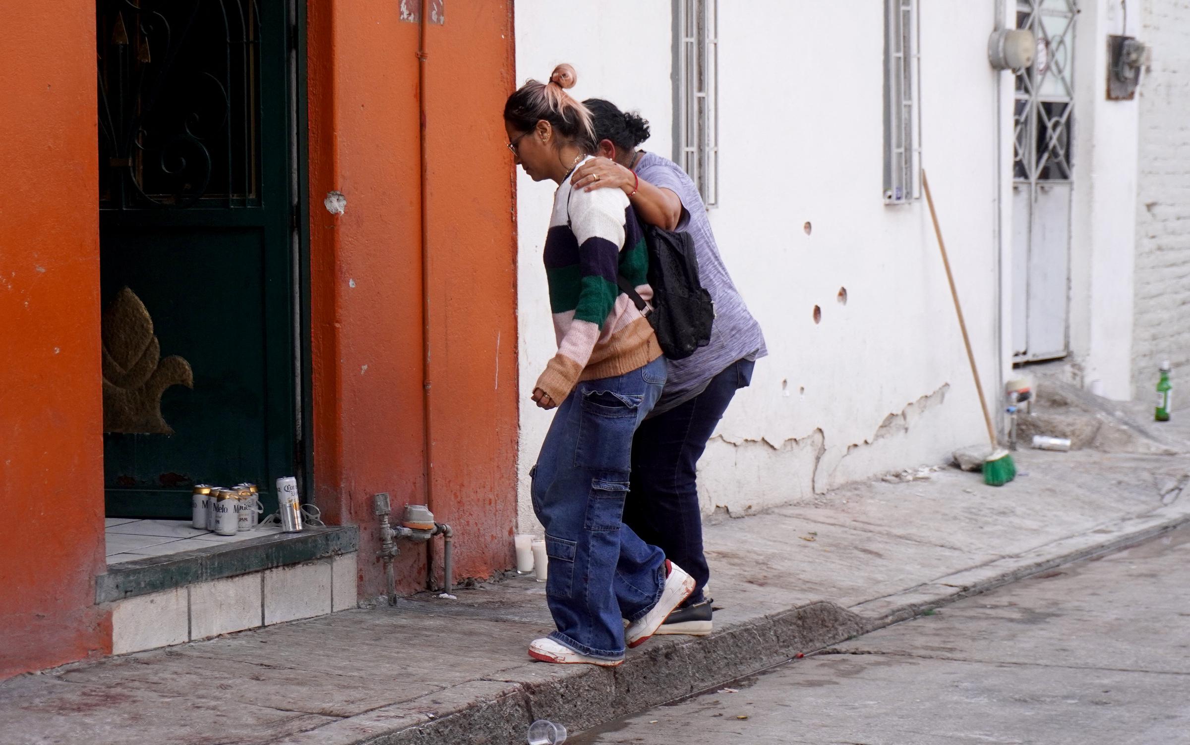 Residentes caminan por el lugar donde se produjo un tiroteo en Barrio Nuevo, en Irapuato, estado de Guanajuato, México, el 25 de junio de 2025. | Fuente: Getty Images