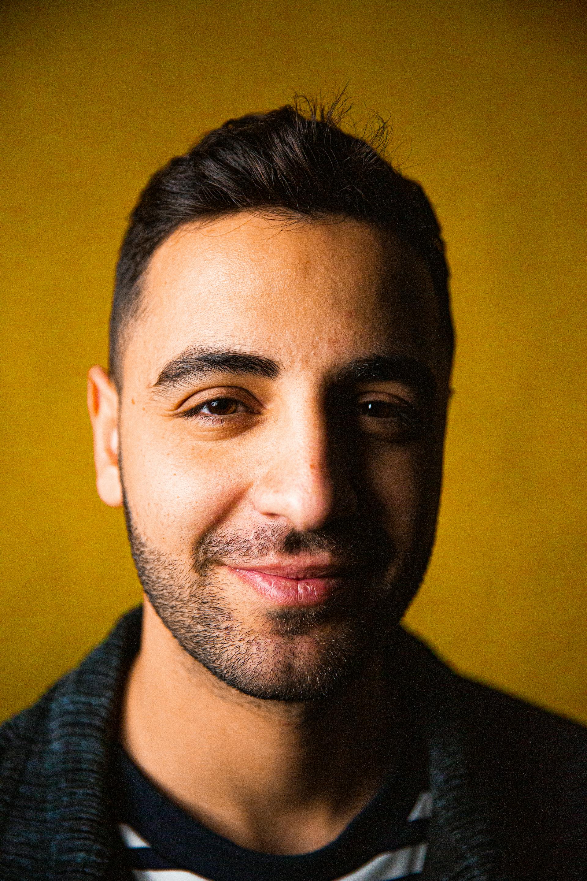 Un hombre sonriendo divertido | Fuente: Pexels