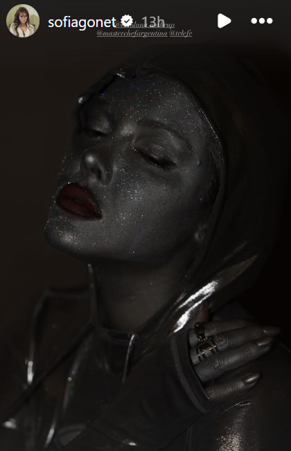 Sofía "La Reini" Gonet con un look monocromático plateado de estética galáctica en su más reciente participación en "MasterChef Celebrity" | Fuente: Instagram Stories/sofiagonet