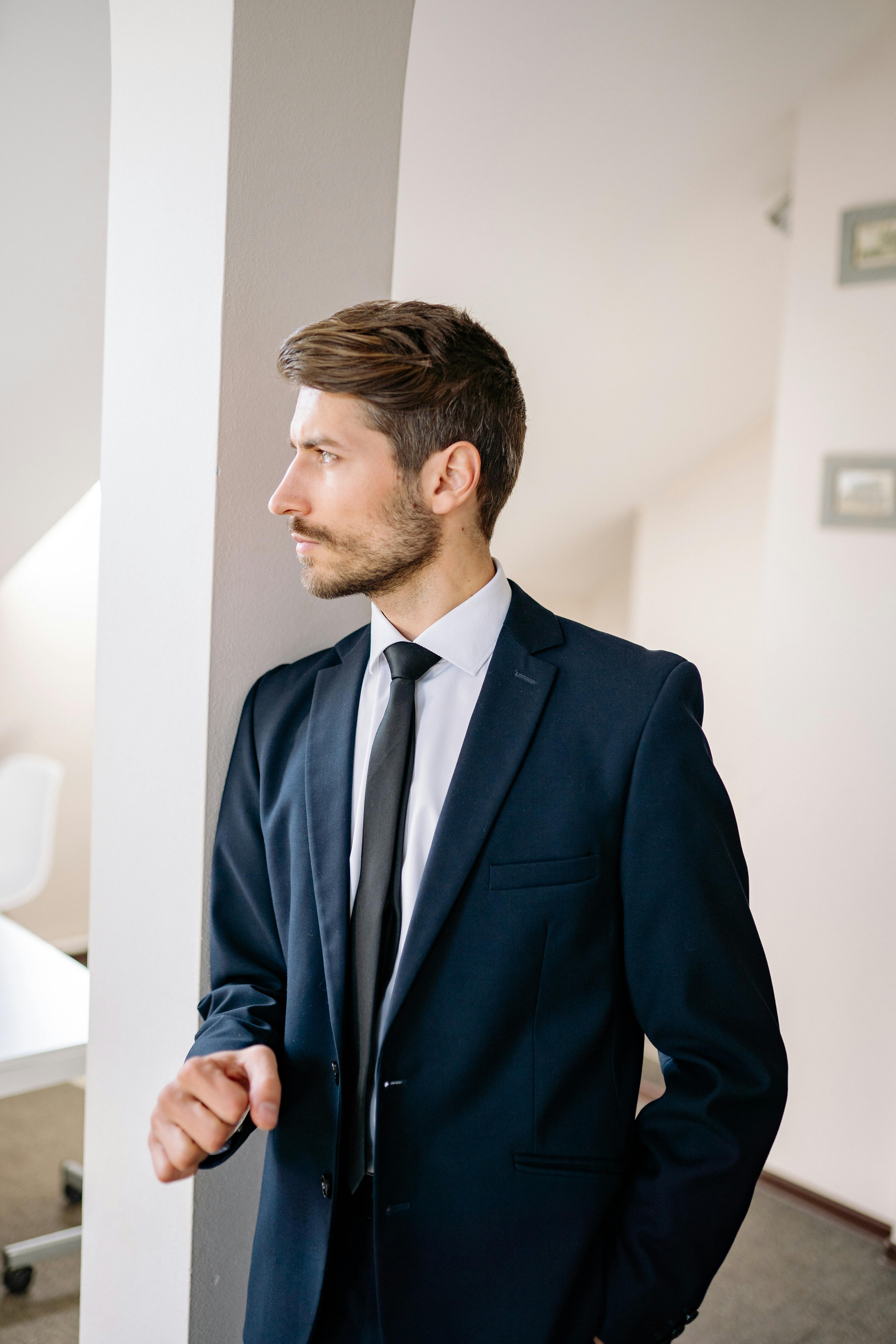 Un hombre serio | Fuente: Pexels