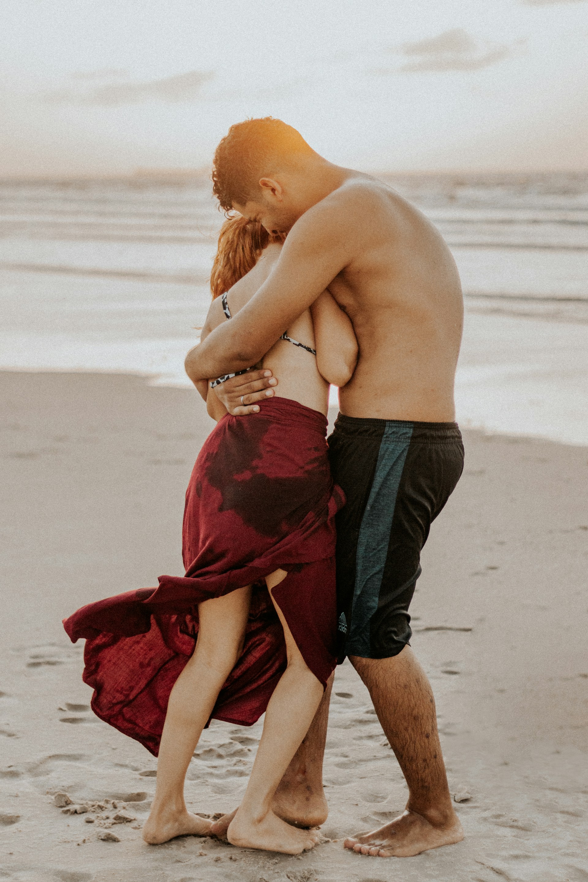 Una pareja romántica en la playa | Fuente: Unsplash
