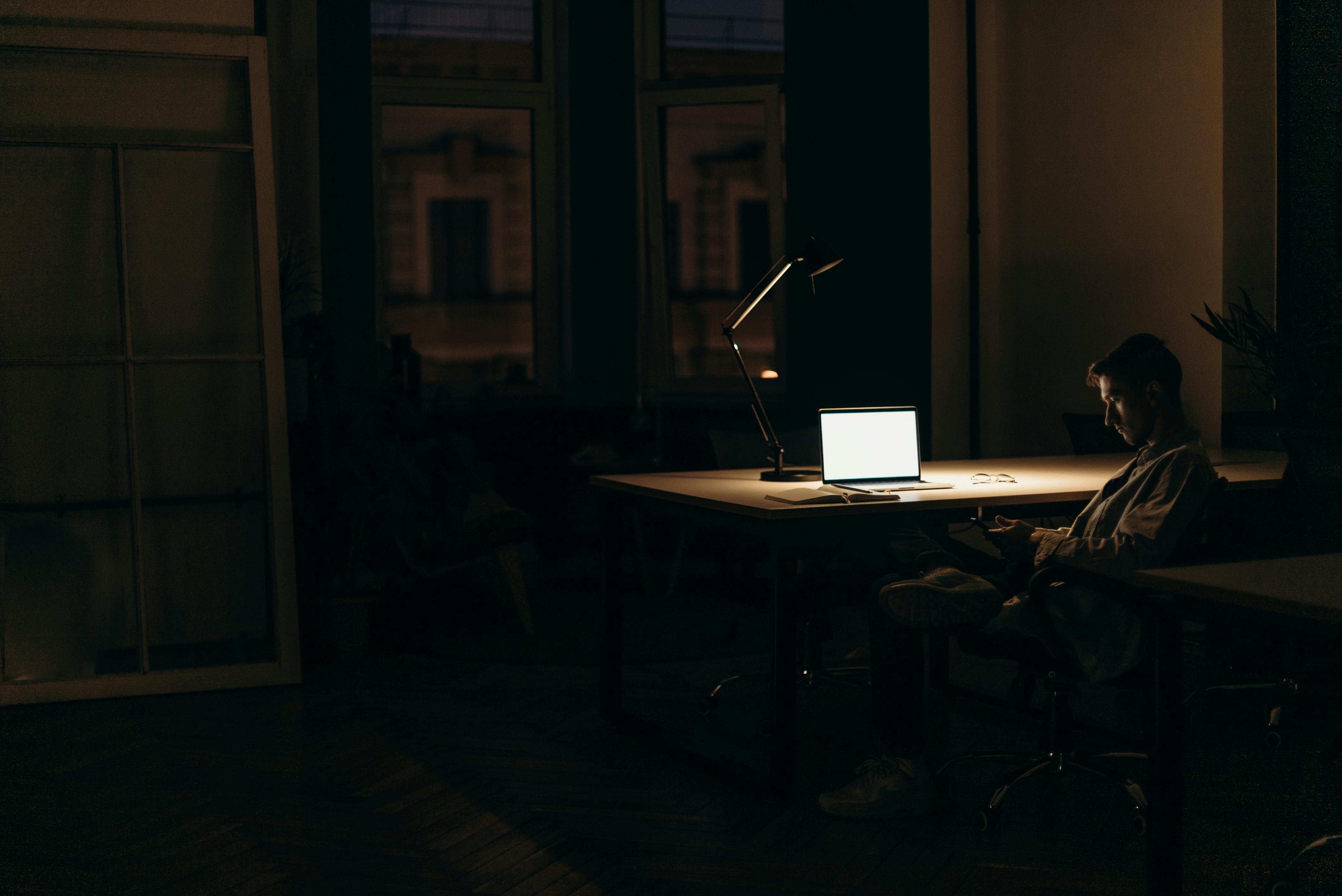 Un hombre sentado en una mesa | Fuente: Pexels