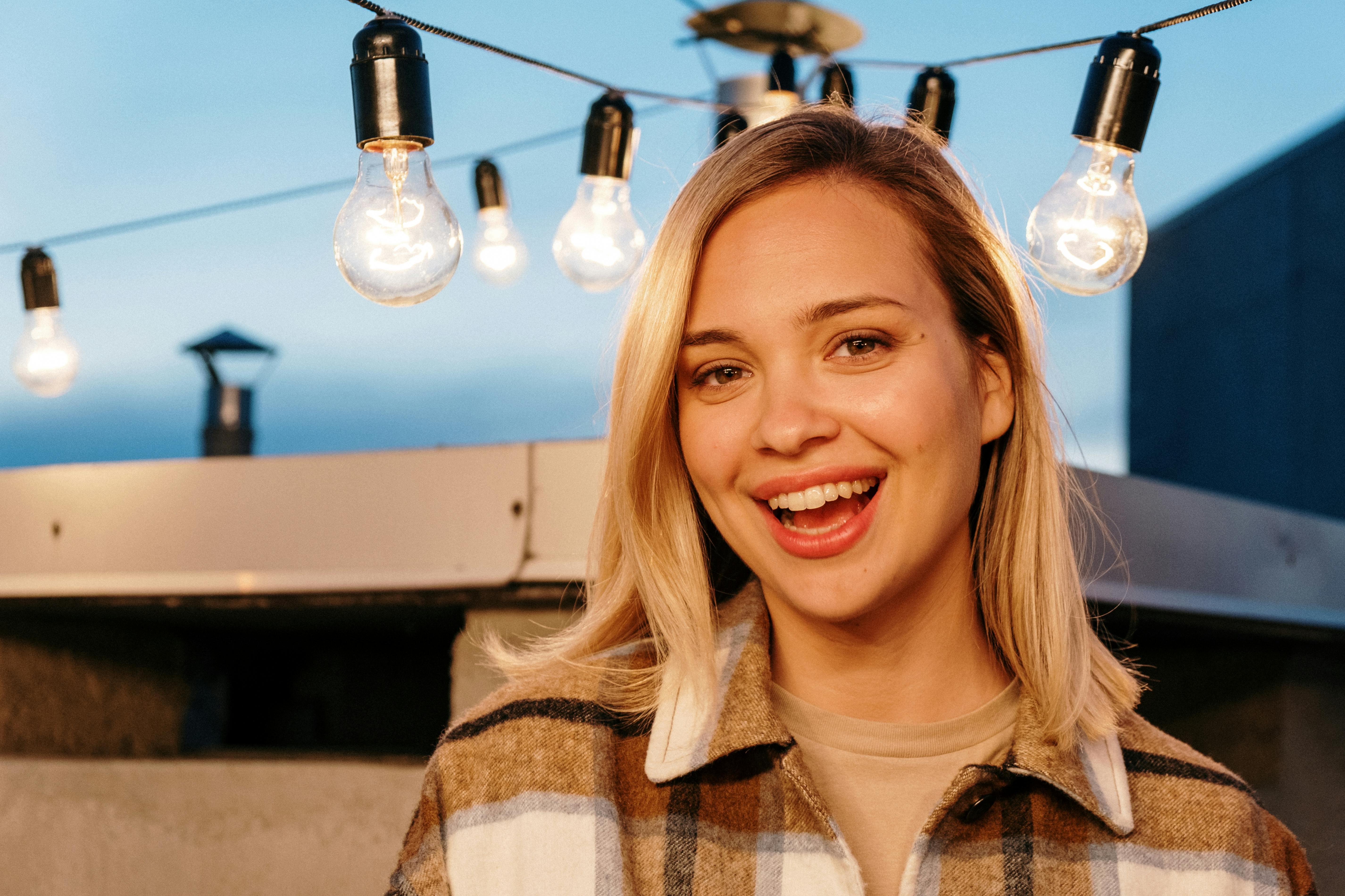 Una mujer sonriente | Fuente: Pexels