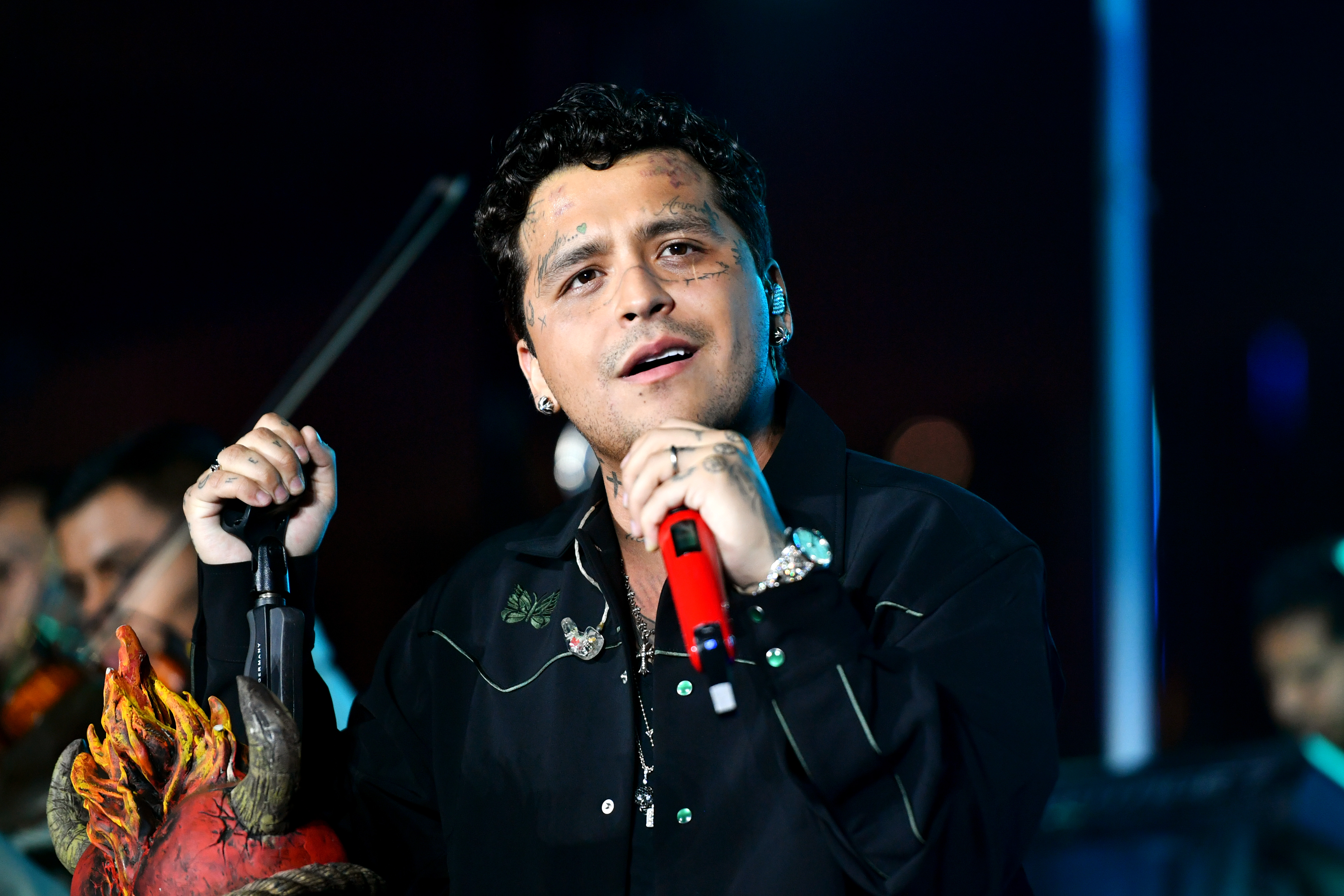 Christian Nodal actúa en el escenario durante las Sesiones Acústicas del Latin GRAMMY con Christian Nodal en el GRAMMY Museum L.A. Live el 16 de octubre de 2024 en Los Ángeles, California. | Fuente: Getty Images