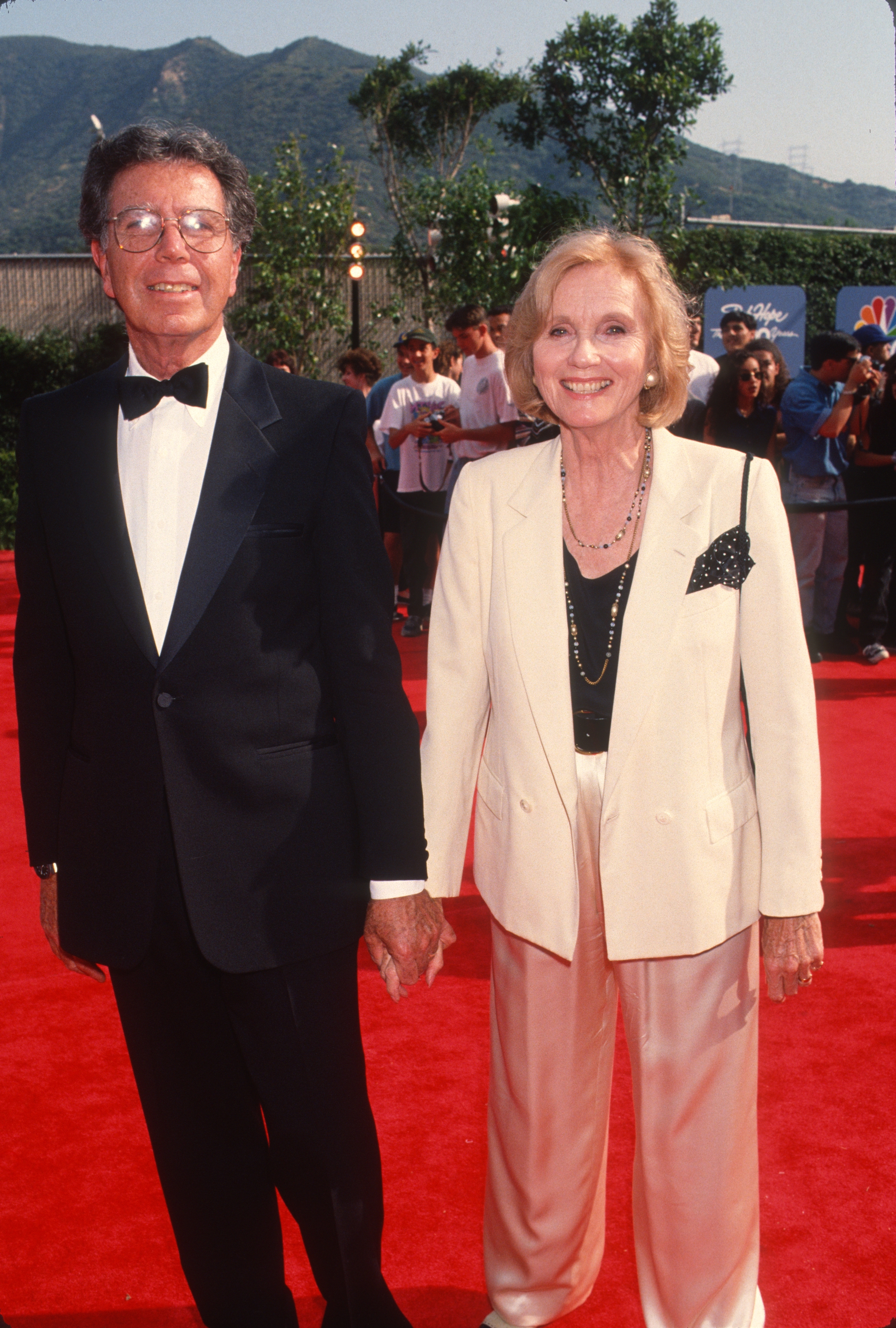 Jeffrey Hayden y la actriz asisten a la grabación de "Bob Hope Birthday Celebration" el 1 de mayo de 1993 en Burbank, California. | Fuente: Getty Images