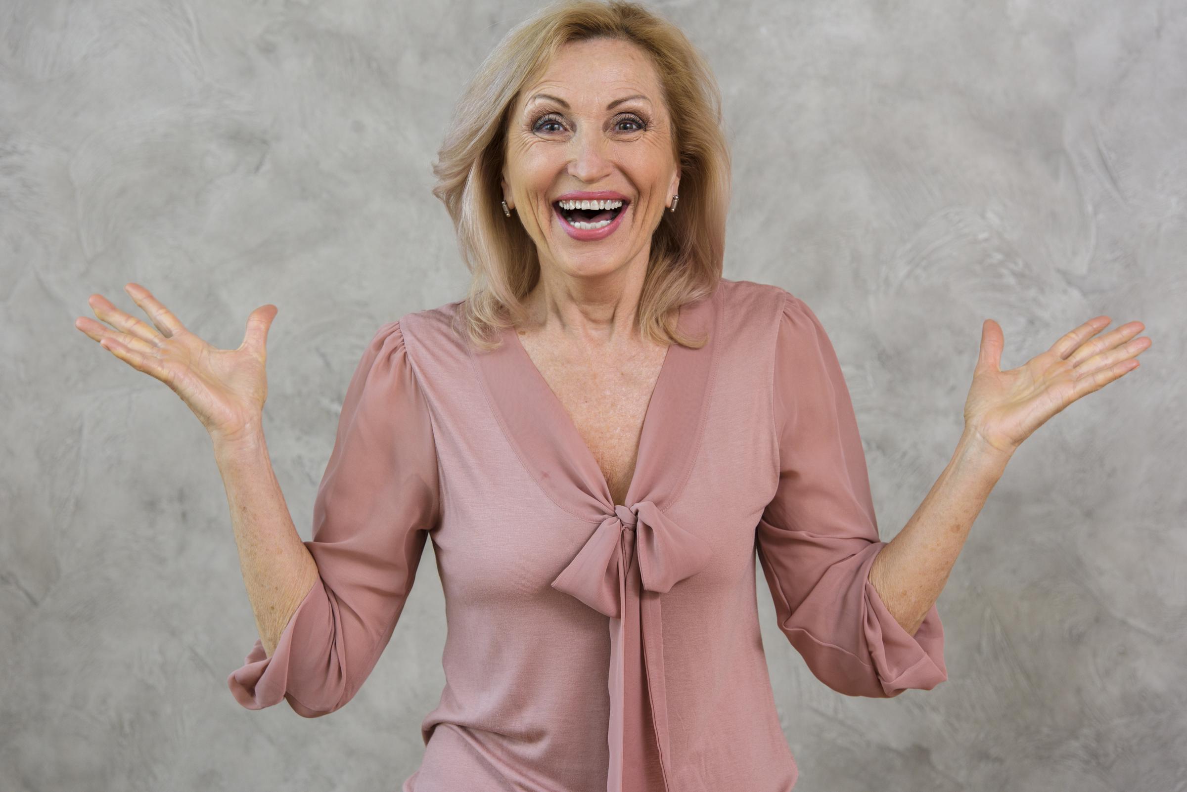 Una mujer feliz | Fuente: Freepik