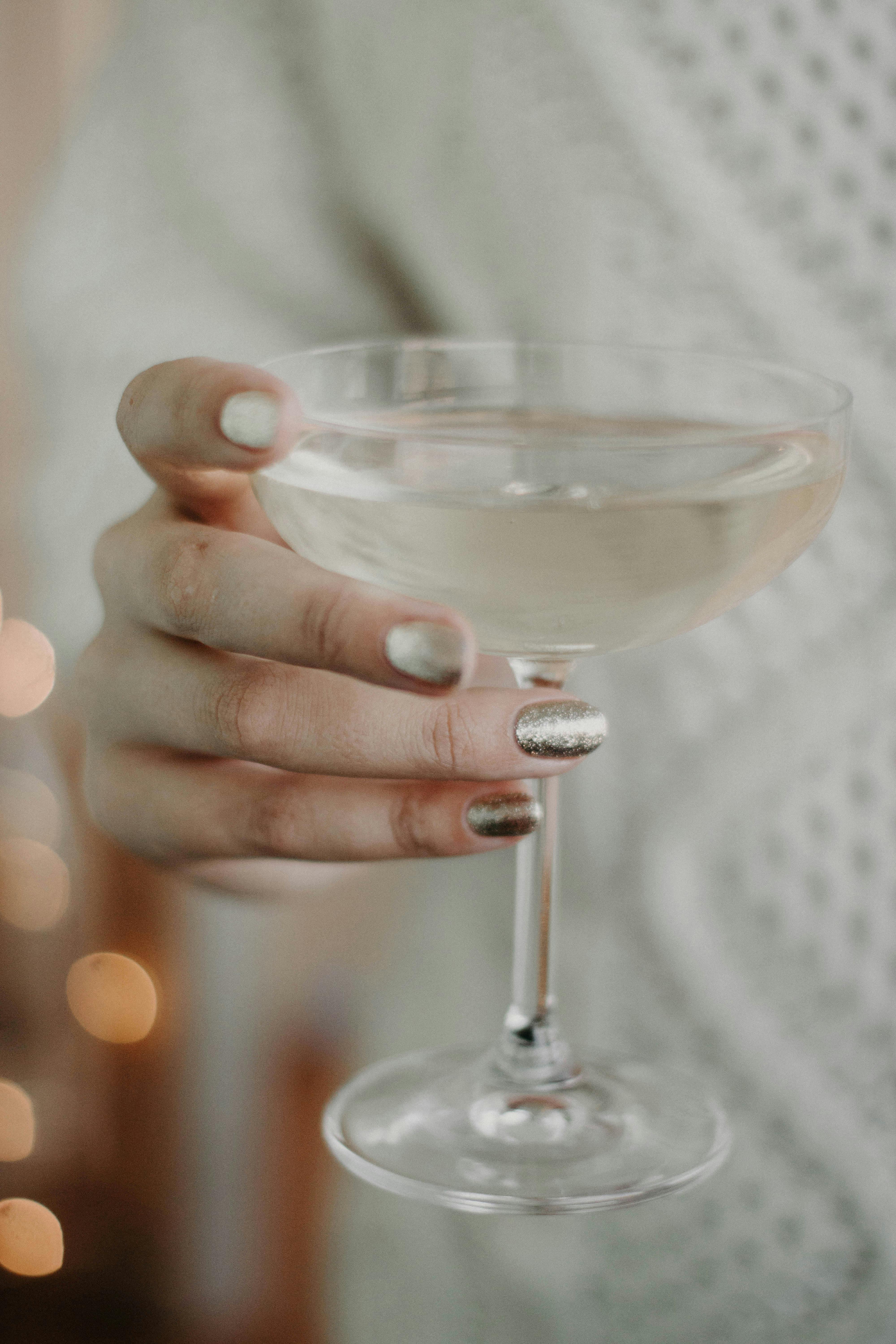 Una mujer con una copa en la mano para brindar | Fuente: Pexels