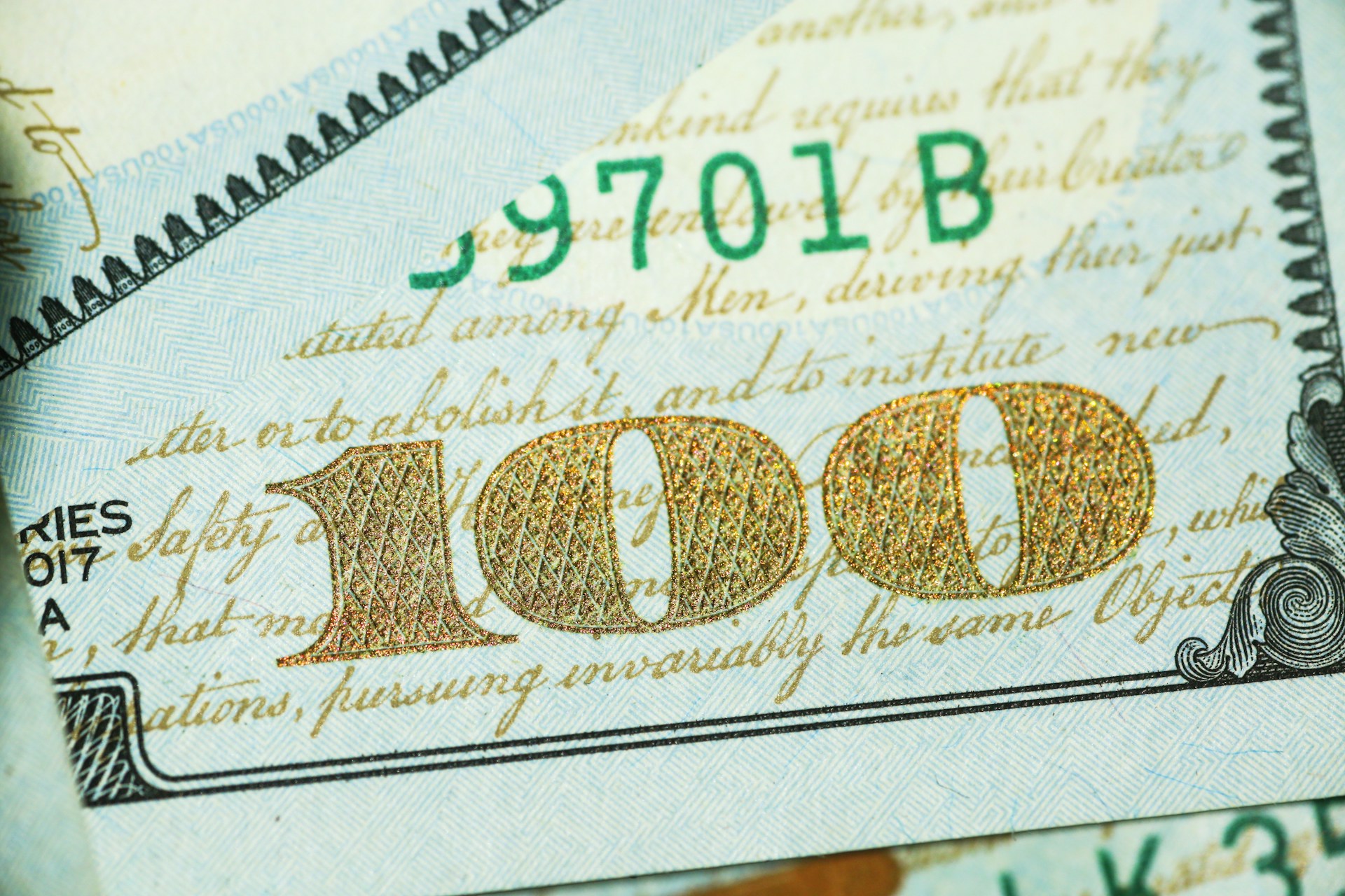 Primer plano de un billete de cien dólares | Fuente: Unsplash