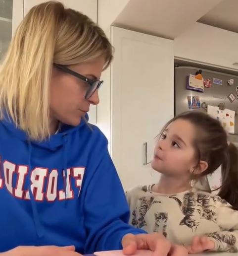 Eugenia Tobal y su hija Ema, mientras explica su método de ahorro | Fuente: Instagram/telefenoticias