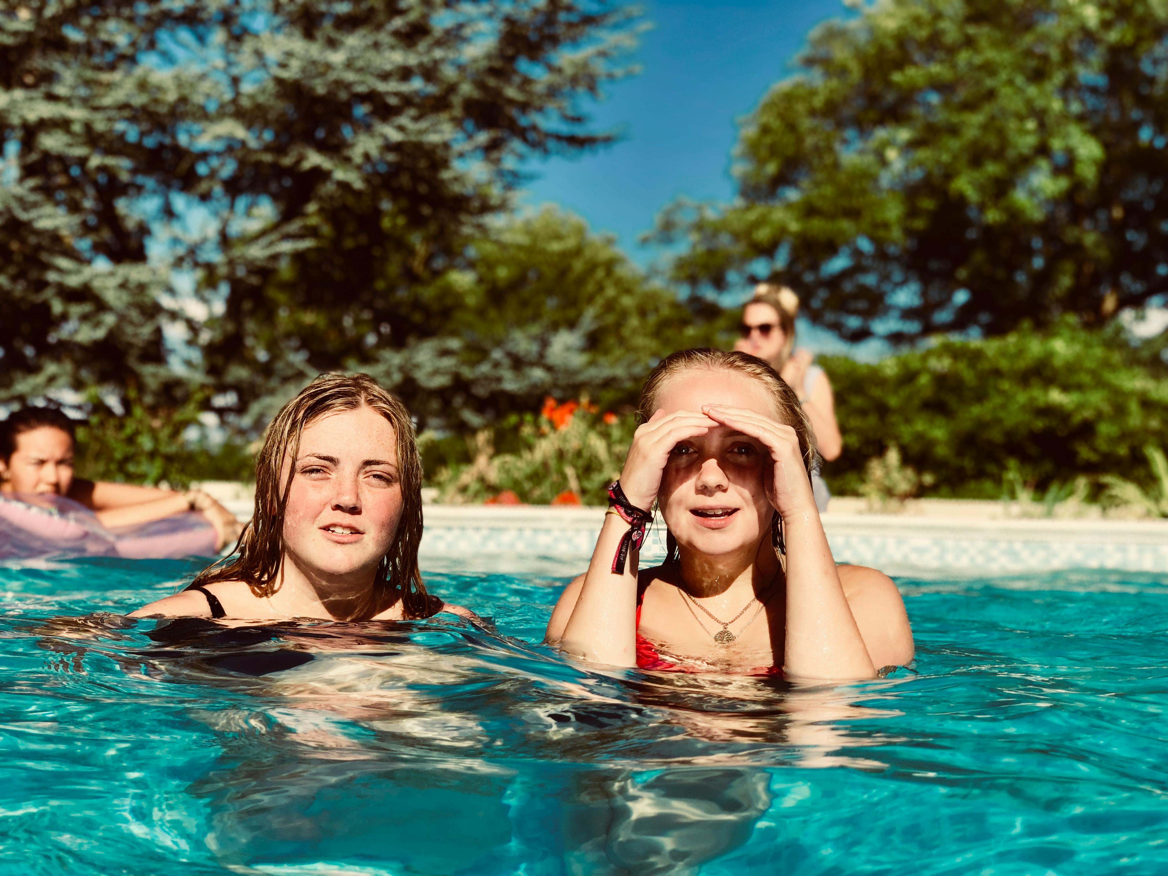 Gente en una piscina | Fuente: Pexels