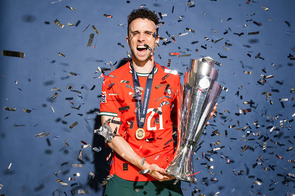 Diogo Jota de Portugal posa para una foto con el trofeo de la UEFA Nations League durante la sesión oficial de los ganadores de la UEFA Nations League 2025, tras la final entre España y Portugal en el Munich Football Arena, el 8 de junio de 2025 en Múnich, Alemania. | Foto: Getty Images