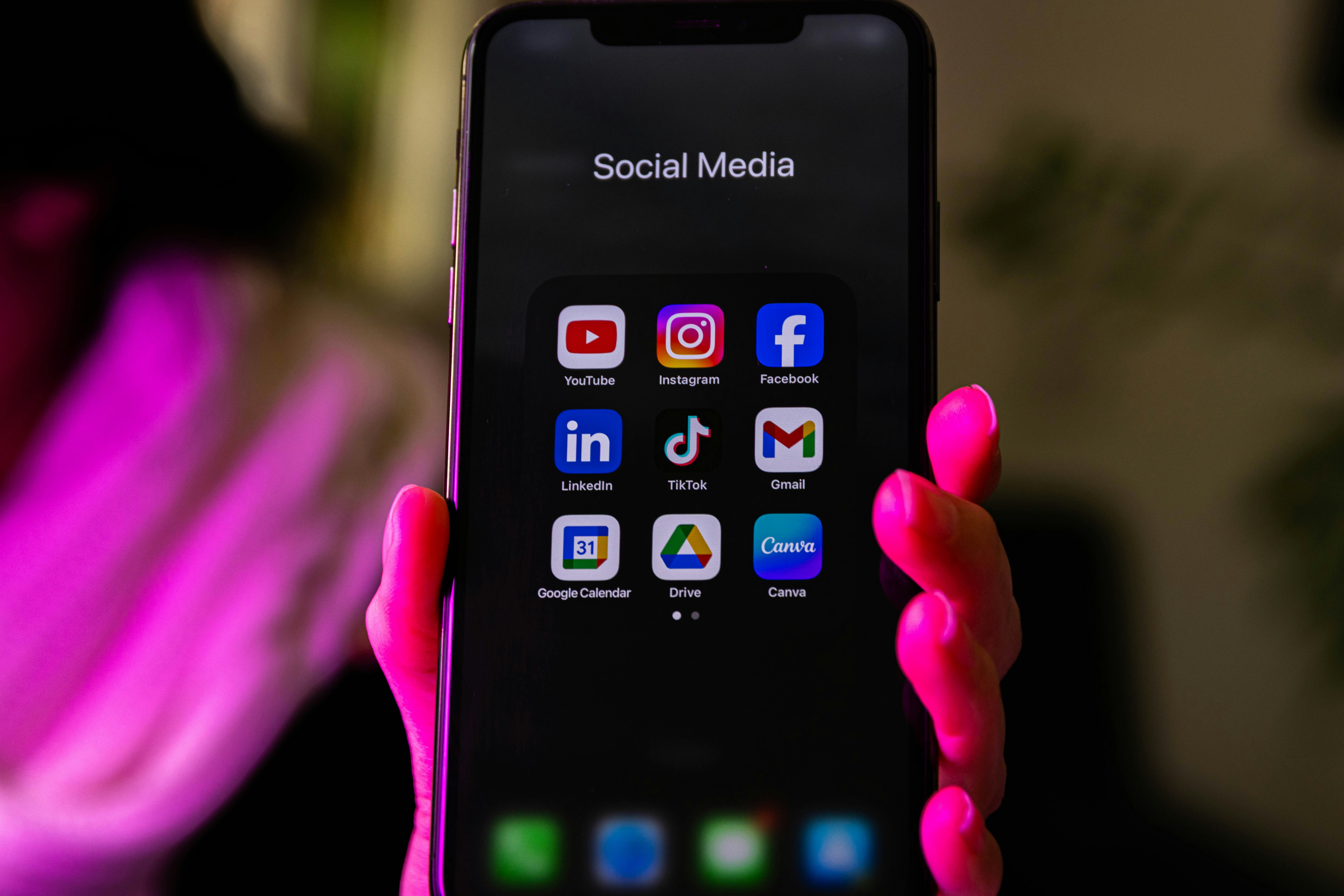 Una persona sujeta un teléfono móvil en las redes sociales | Fuente: Unsplash
